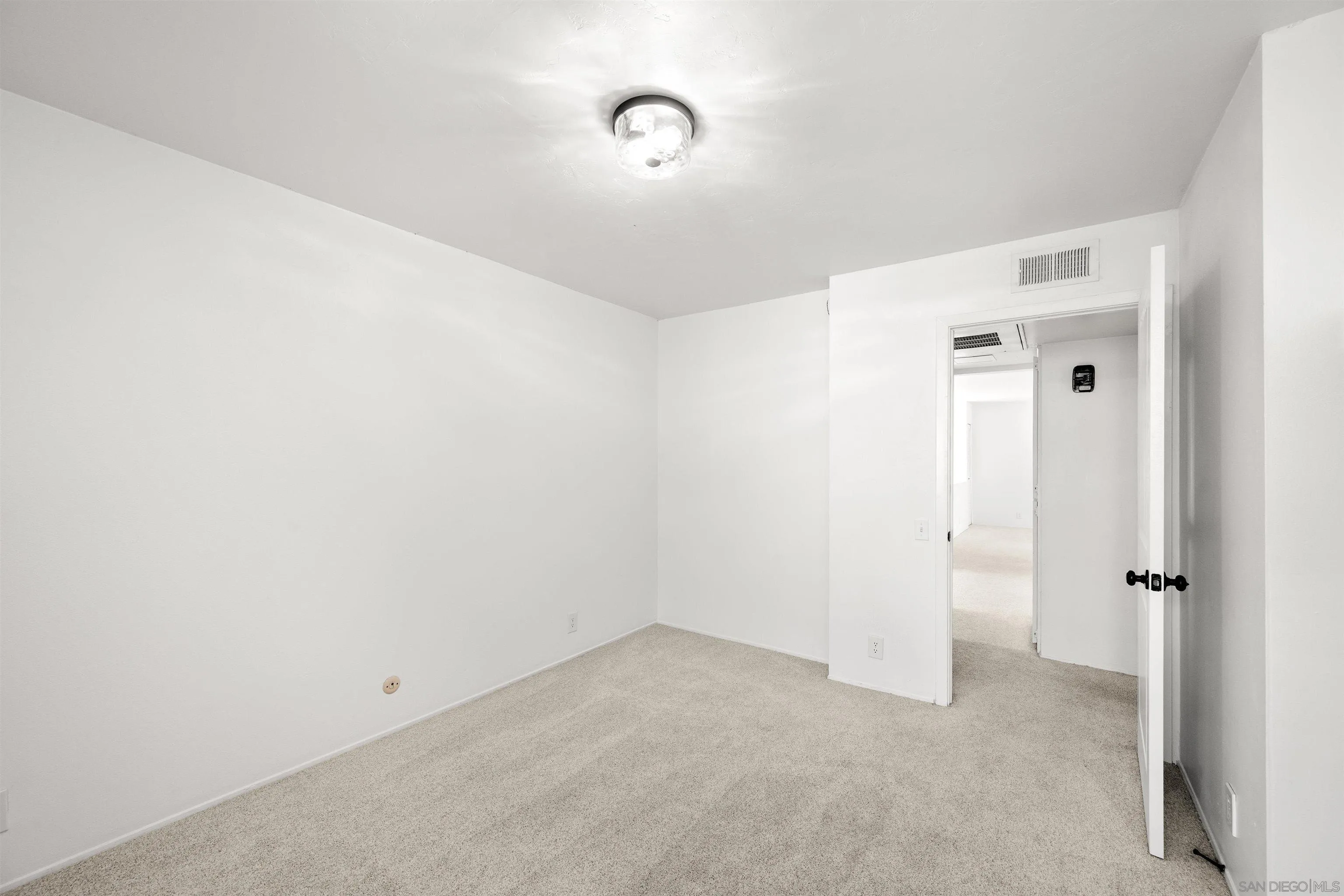 https://cdn.realtyfeed.com/cdn/127/260019865/378c0c3fe95ba5264764f2adde5e2e17.webp