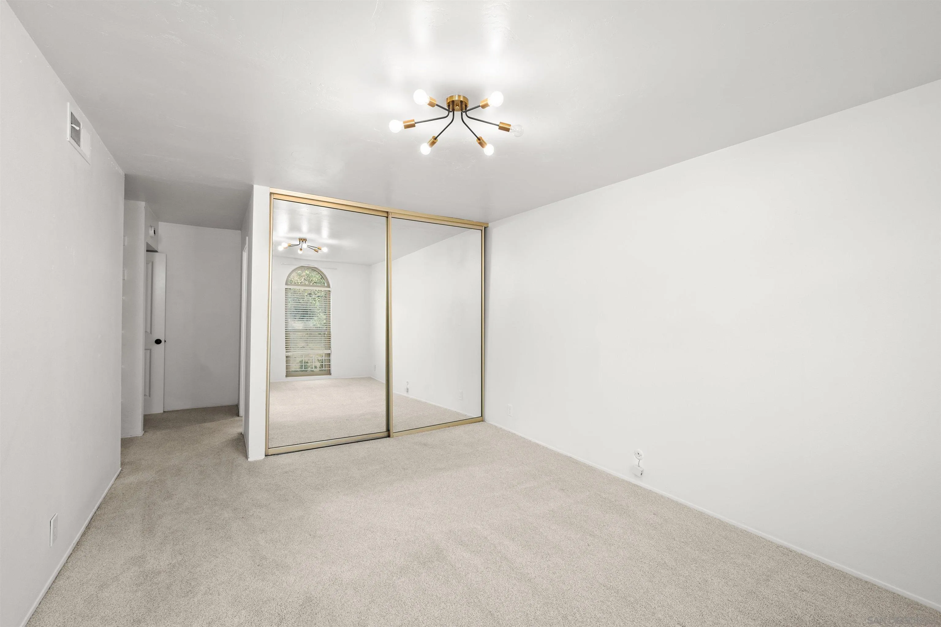 https://cdn.realtyfeed.com/cdn/127/260019865/ecdaf08f23175630fc5ba2fc3af19fec.webp