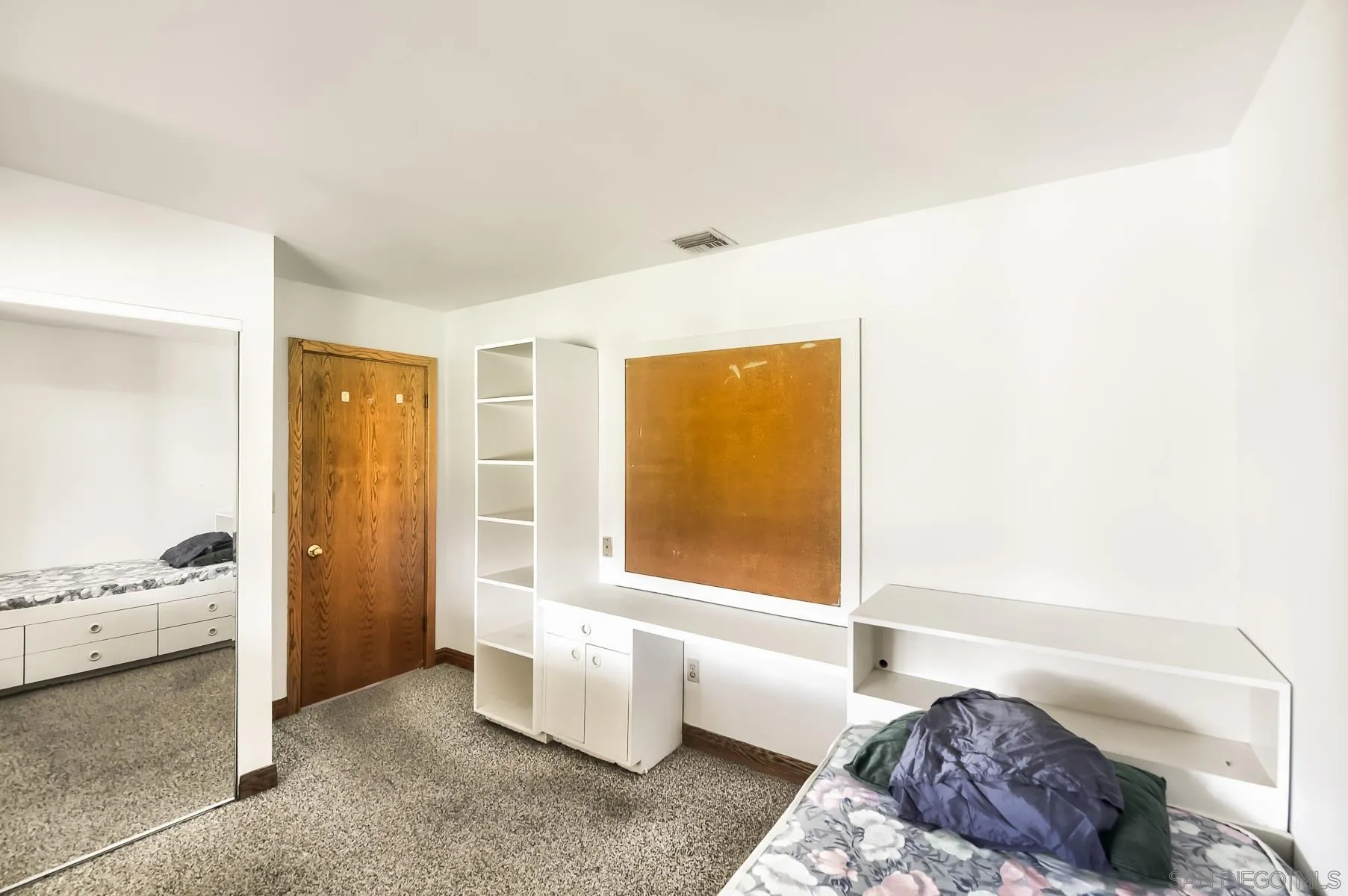 https://cdn.realtyfeed.com/cdn/127/260019870/4457f8adc5da74f84ff2755340ba8fe2.webp