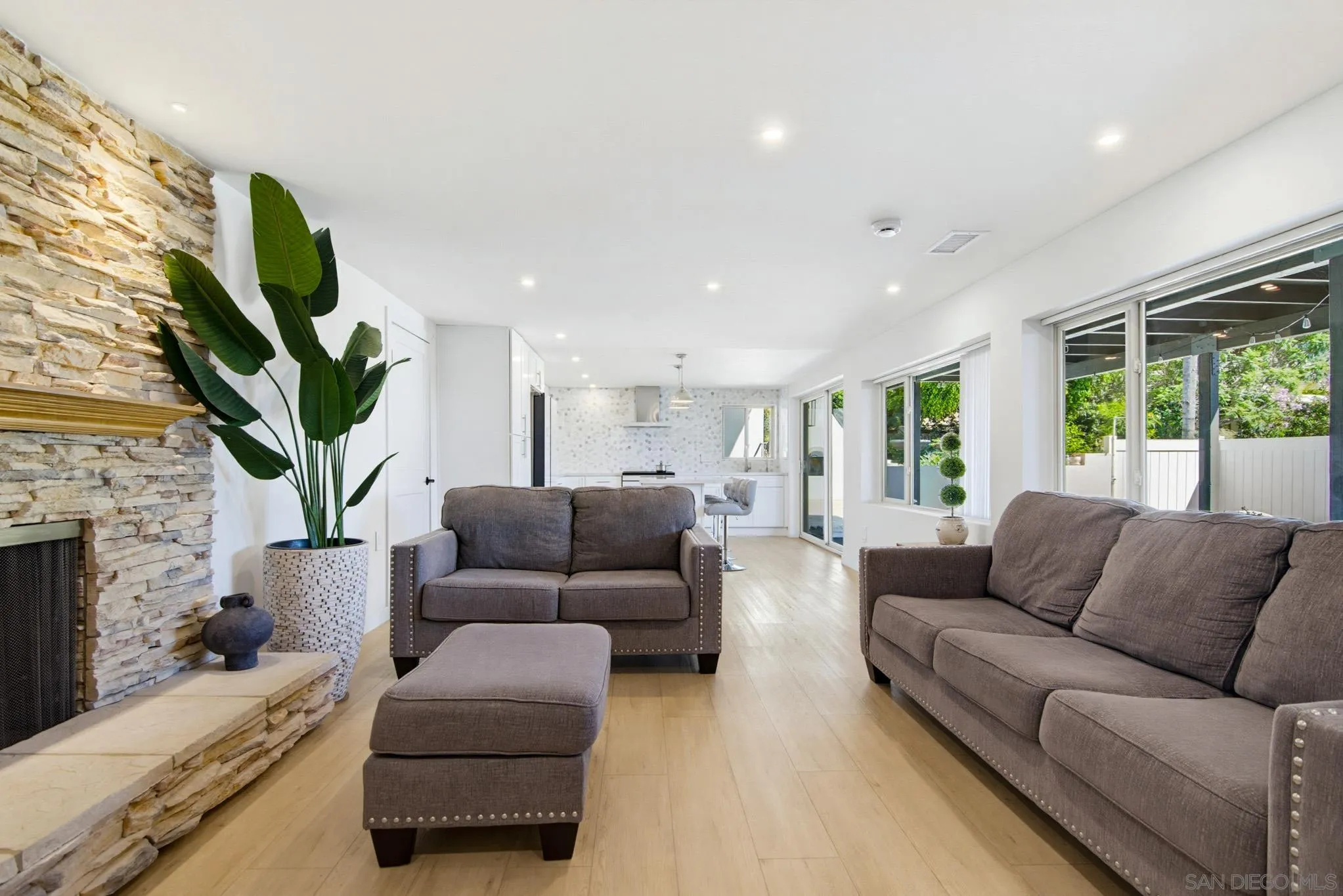 https://cdn.realtyfeed.com/cdn/127/260019875/4a1f7f9421764b8d628dde7f8a6d8f7b.webp