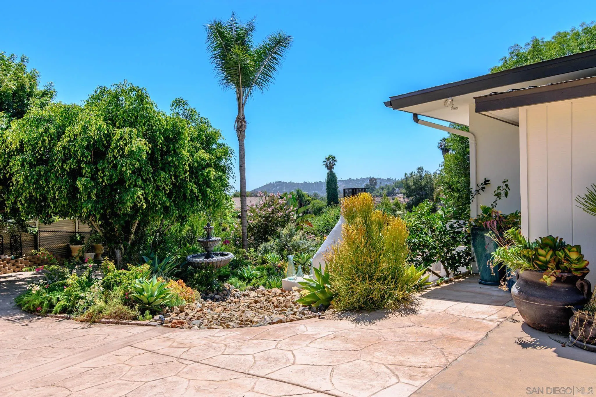 https://cdn.realtyfeed.com/cdn/127/260019875/c3eb4188e7b7257526dc24e6cd03aa43.webp