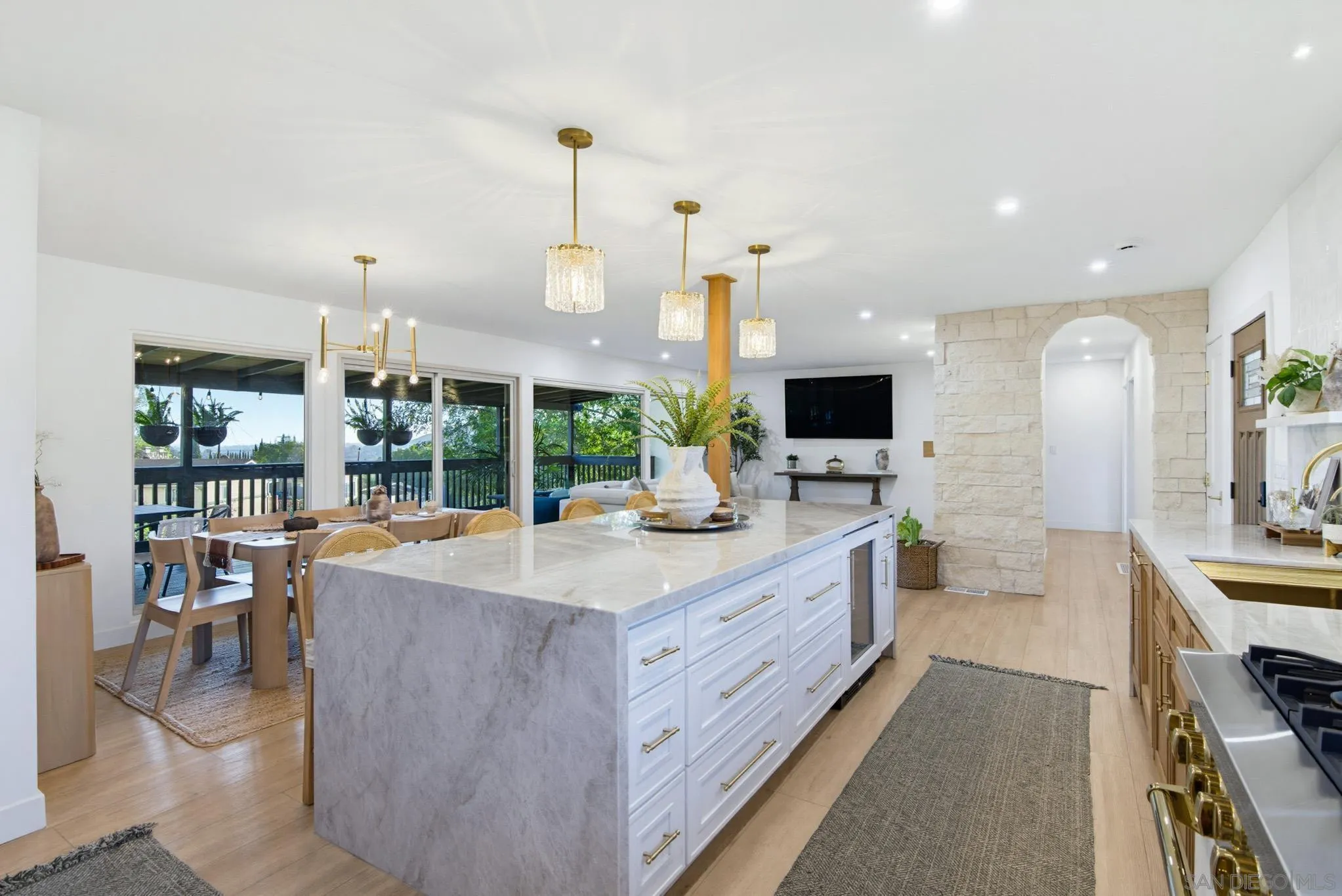 https://cdn.realtyfeed.com/cdn/127/260019875/e743b83ac149149234017cafb8eb91d7.webp