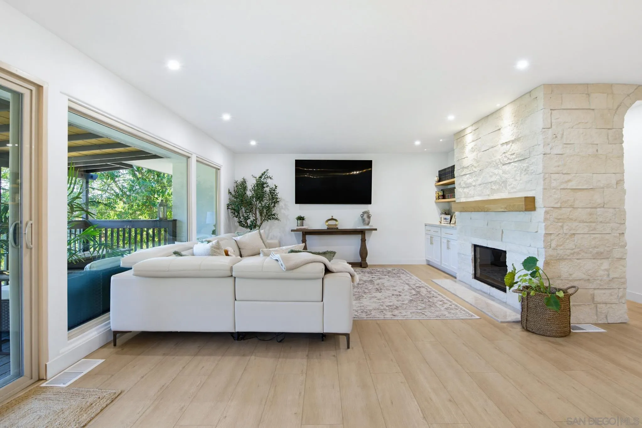 https://cdn.realtyfeed.com/cdn/127/260019875/fdf254ae471aeb75dcb2208a0ce6f0d9.webp