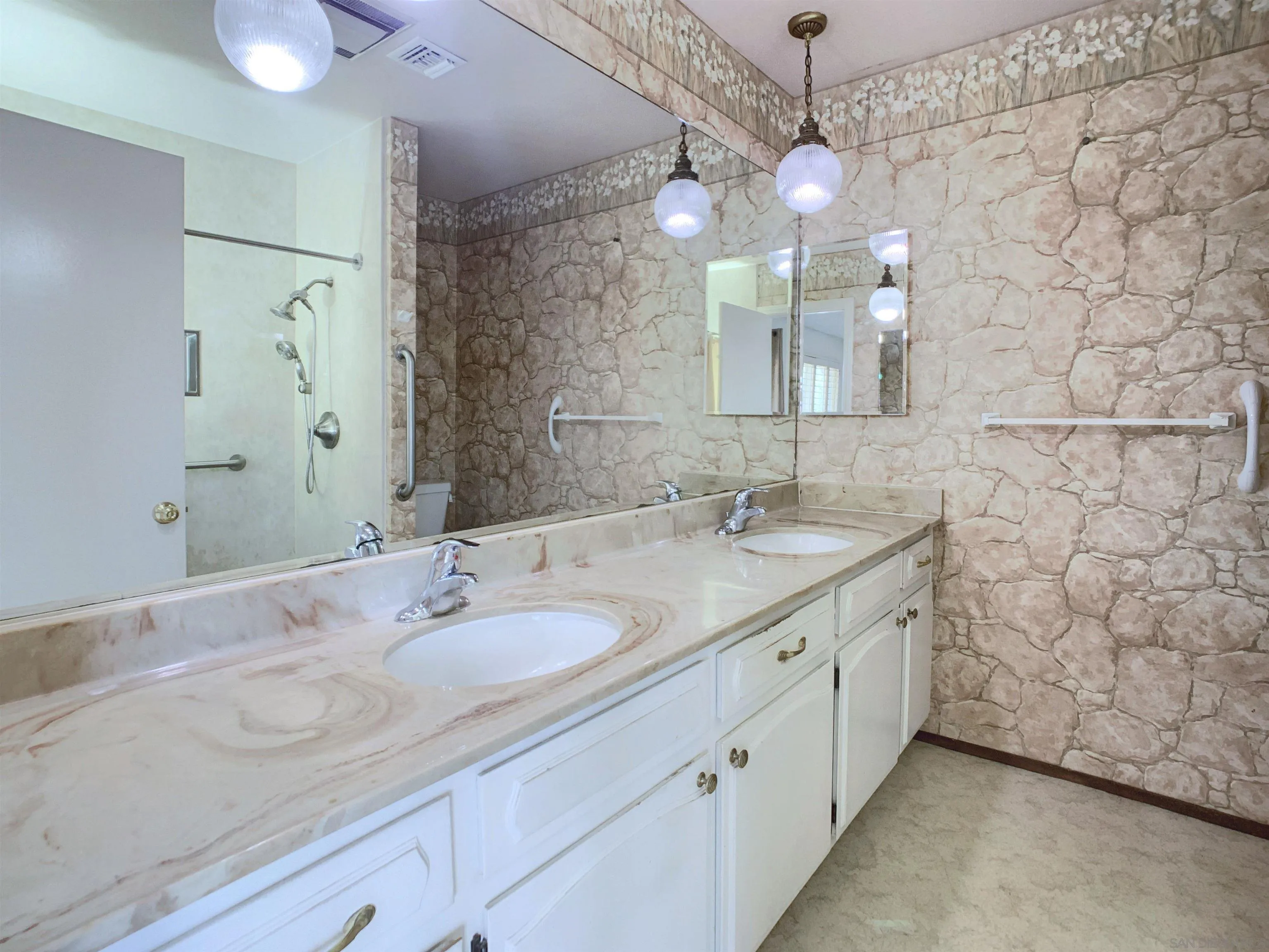 https://cdn.realtyfeed.com/cdn/127/260019881/069aafbab961fde6bf1de8b5453e4066.webp