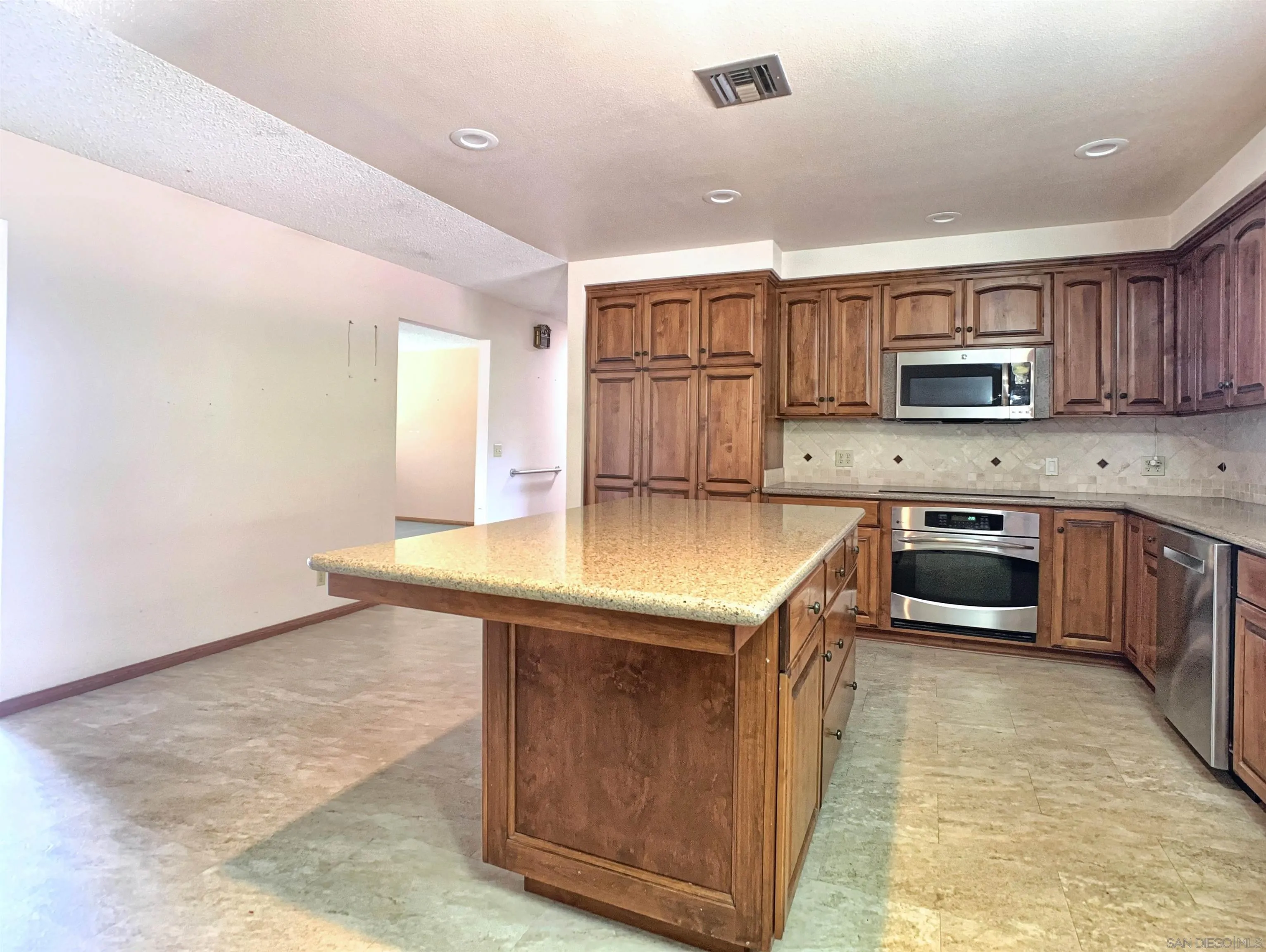 https://cdn.realtyfeed.com/cdn/127/260019881/8520f116793b83e14835715d3dede5ab.webp