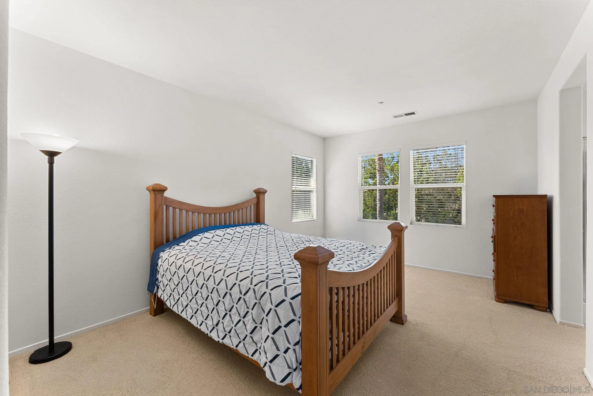 https://cdn.realtyfeed.com/cdn/127/260019891/0f26c55b56bec70371b6914718ca1c14.webp
