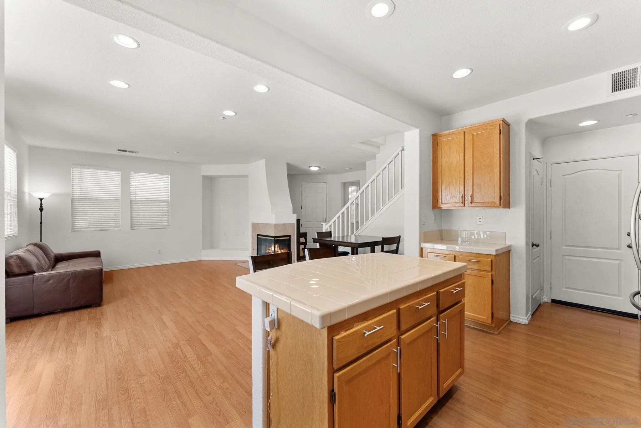 https://cdn.realtyfeed.com/cdn/127/260019891/419ee3f07521b0546f1c869838c17f0c.webp