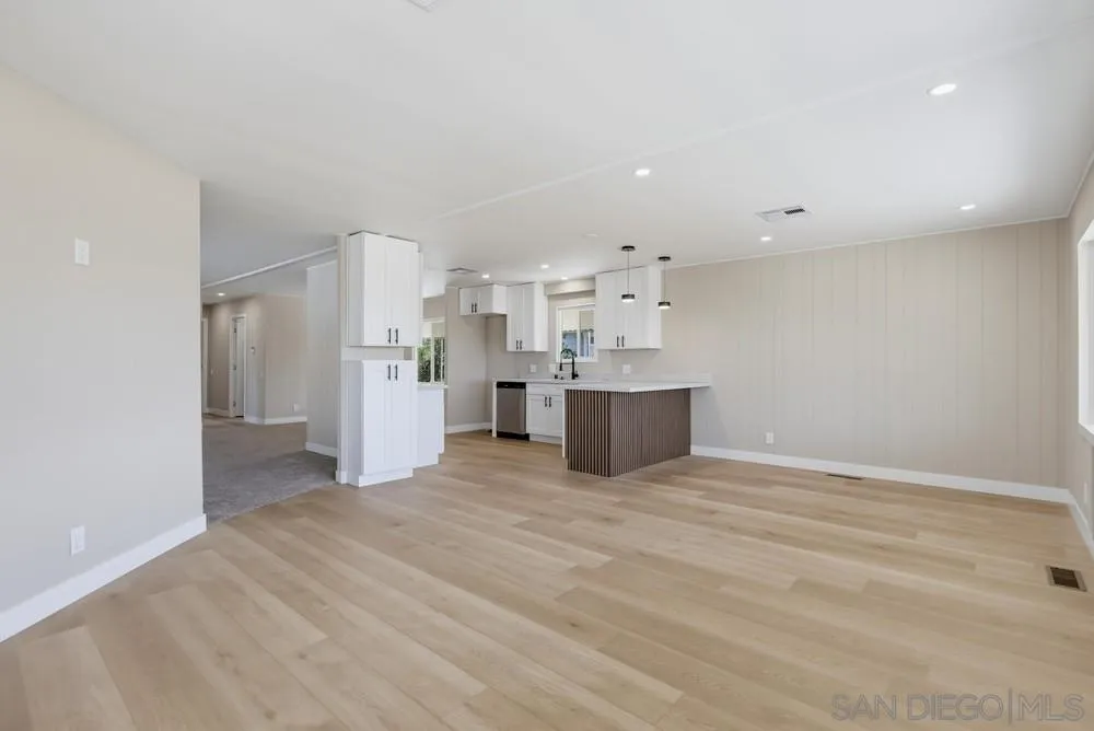 https://cdn.realtyfeed.com/cdn/127/260019897/297d15cd3f33f049ae6512a1efc0f124.webp
