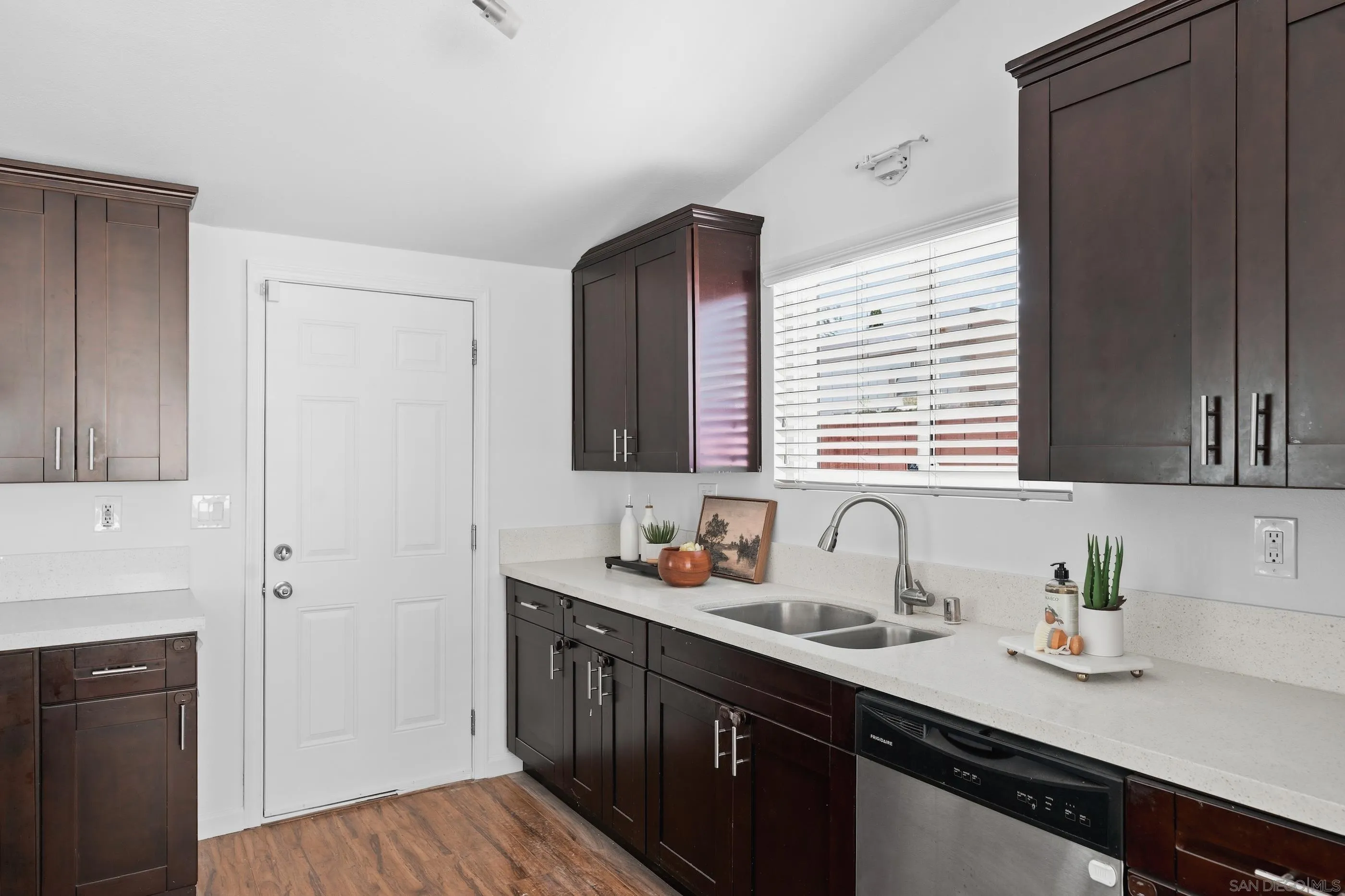 https://cdn.realtyfeed.com/cdn/127/260019900/0c785624af92db6b53a5c87a0ebf7814.webp