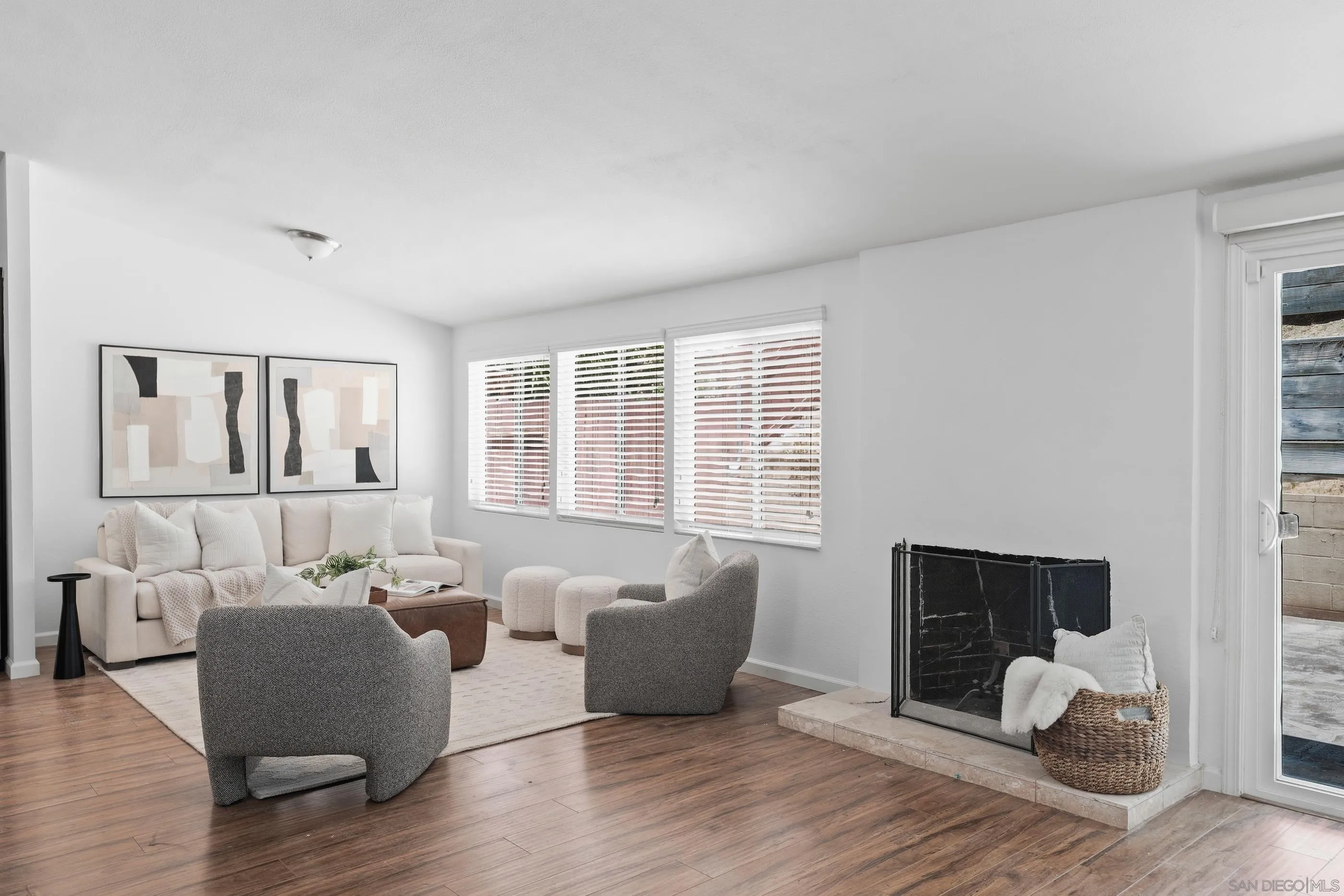 https://cdn.realtyfeed.com/cdn/127/260019900/3d9c5da078d94a5c67c7131150c743dd.webp