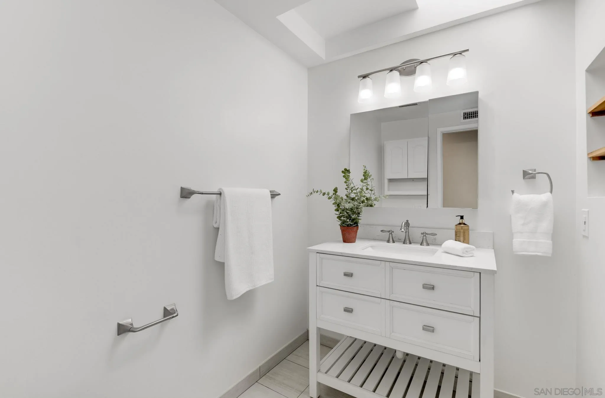 https://cdn.realtyfeed.com/cdn/127/260019903/fa9d5f124637f4d0f78e93d2c41971b6.webp