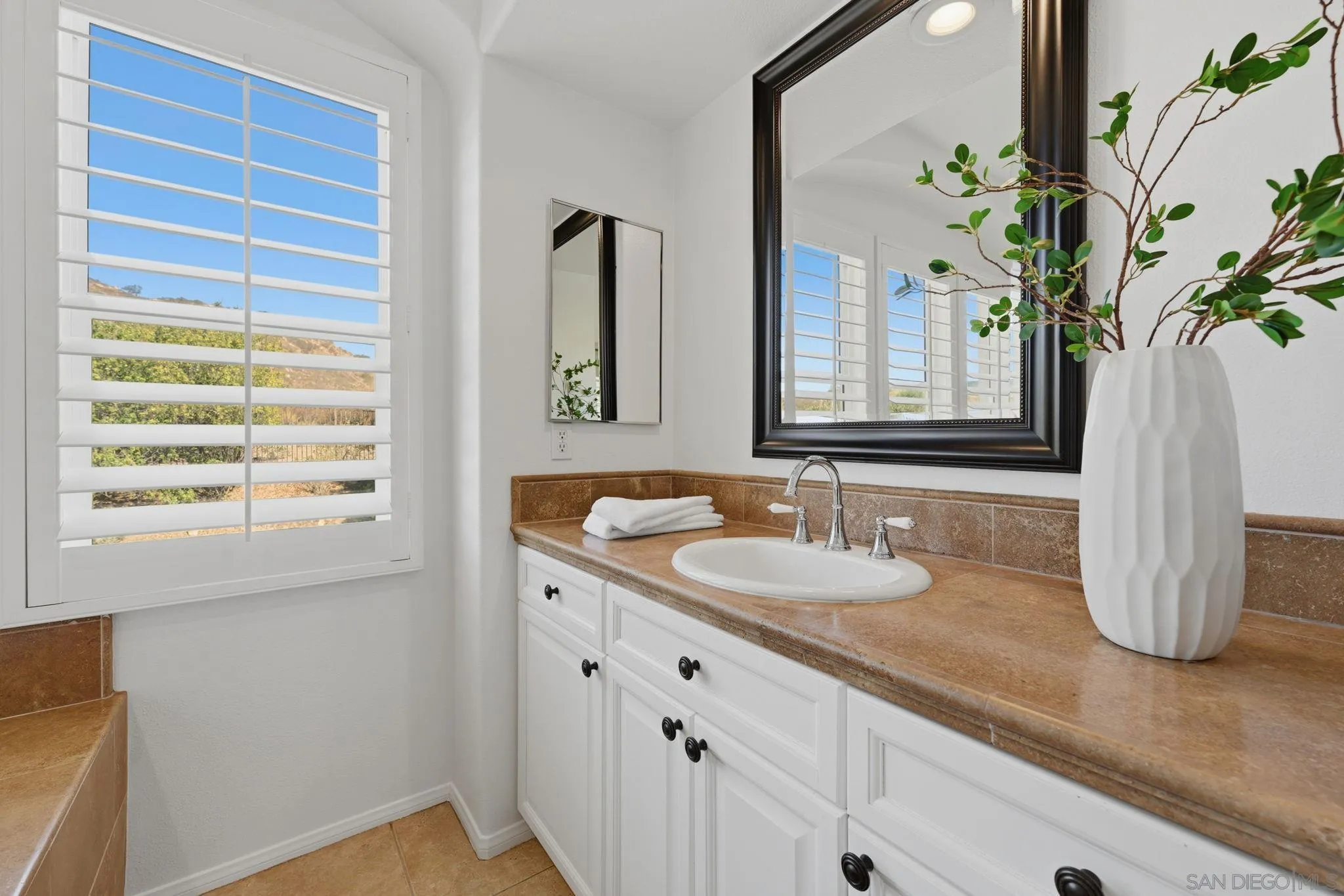 https://cdn.realtyfeed.com/cdn/127/260019915/4f6fd05ffdf2da9a7bde04e35ac78b64.webp