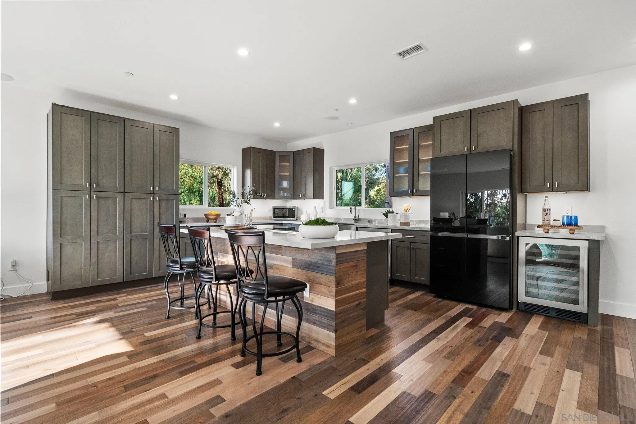 https://cdn.realtyfeed.com/cdn/127/260019922/ffee3a8872c3d4f5fd262a347d995e02.webp