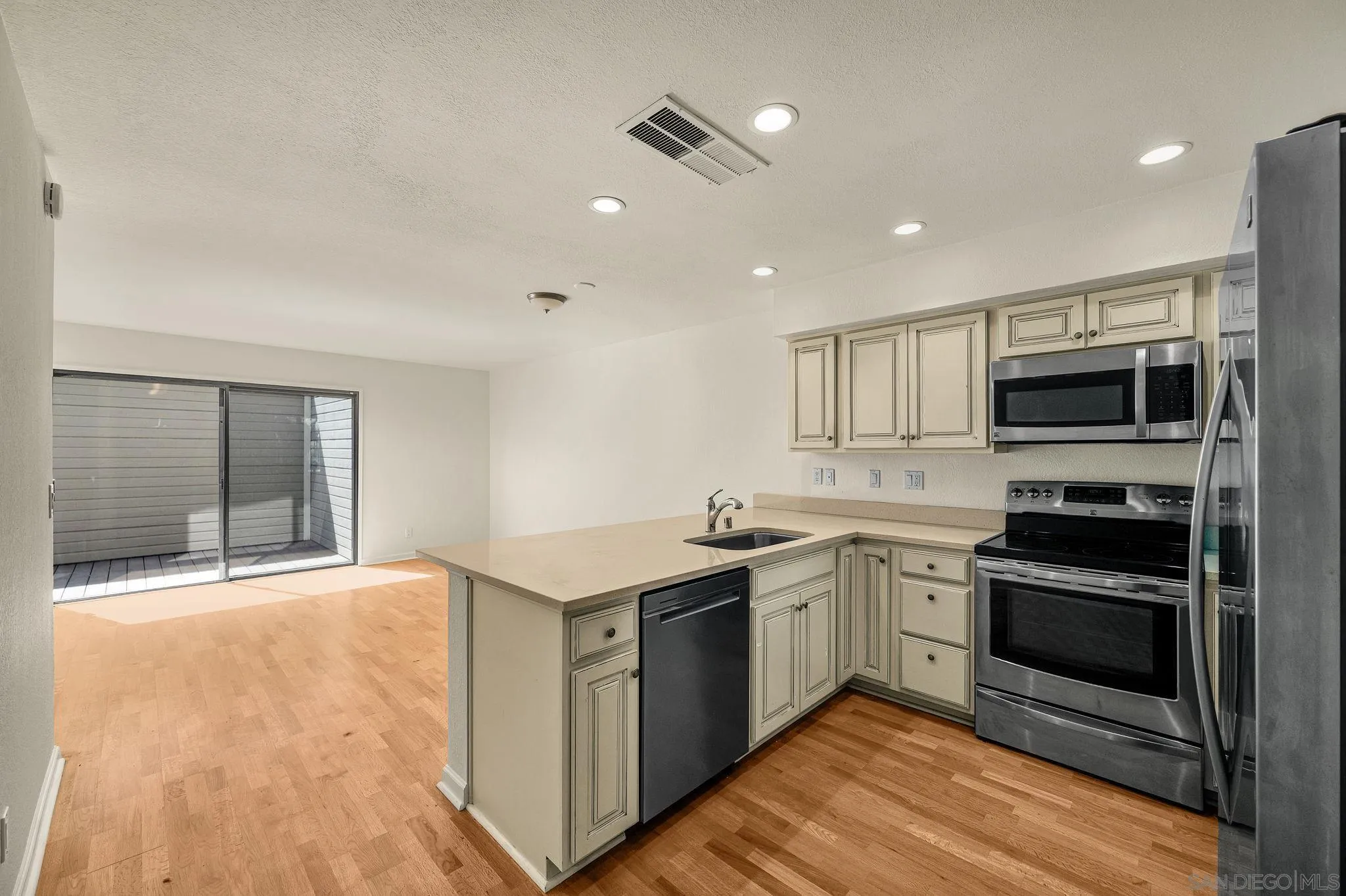 Photo #5: 260019939 Listing: Photo #5