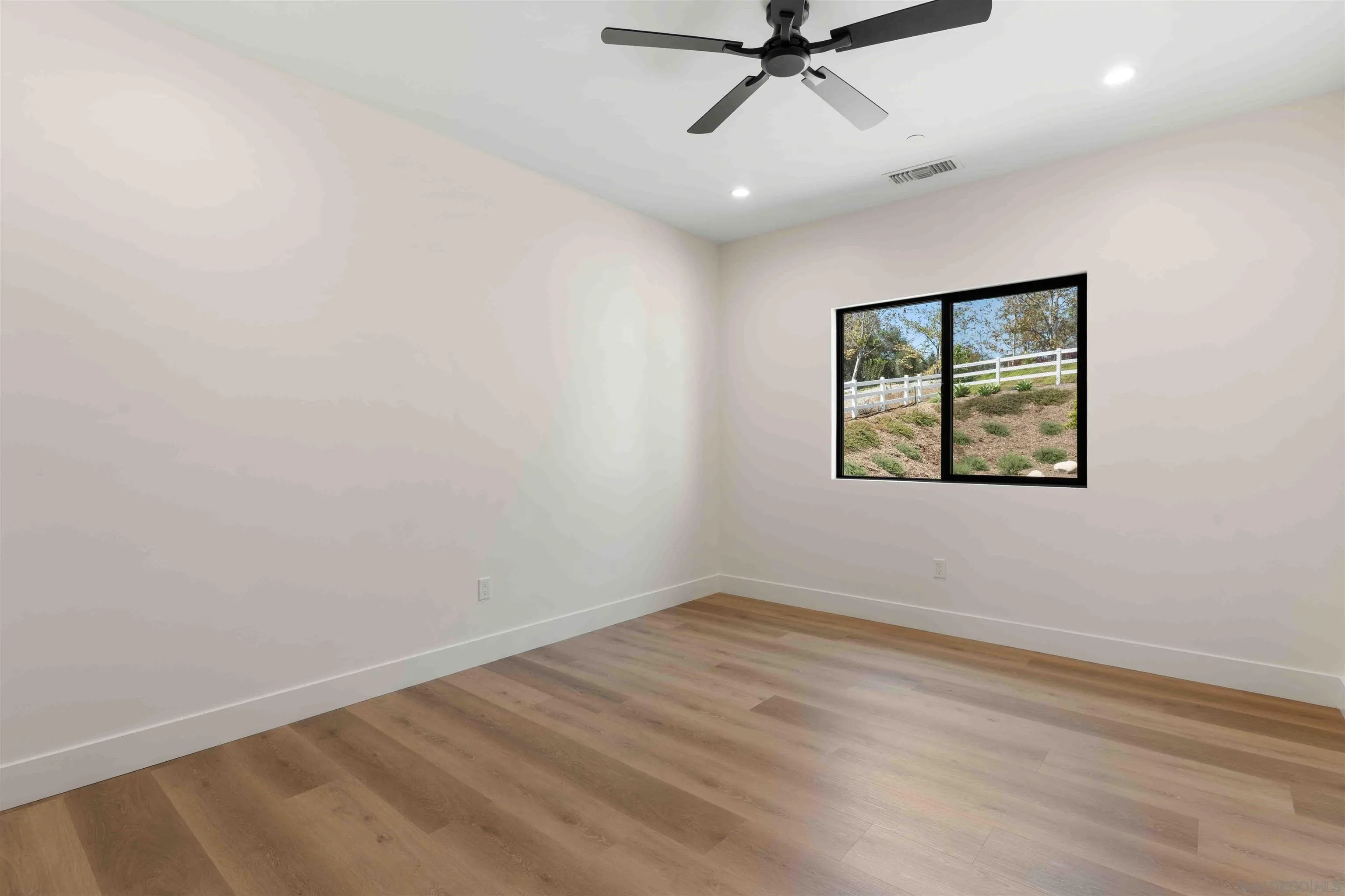 https://cdn.realtyfeed.com/cdn/127/260019945/0da235d56e5b6682db5c1ea046d4e1d9.webp