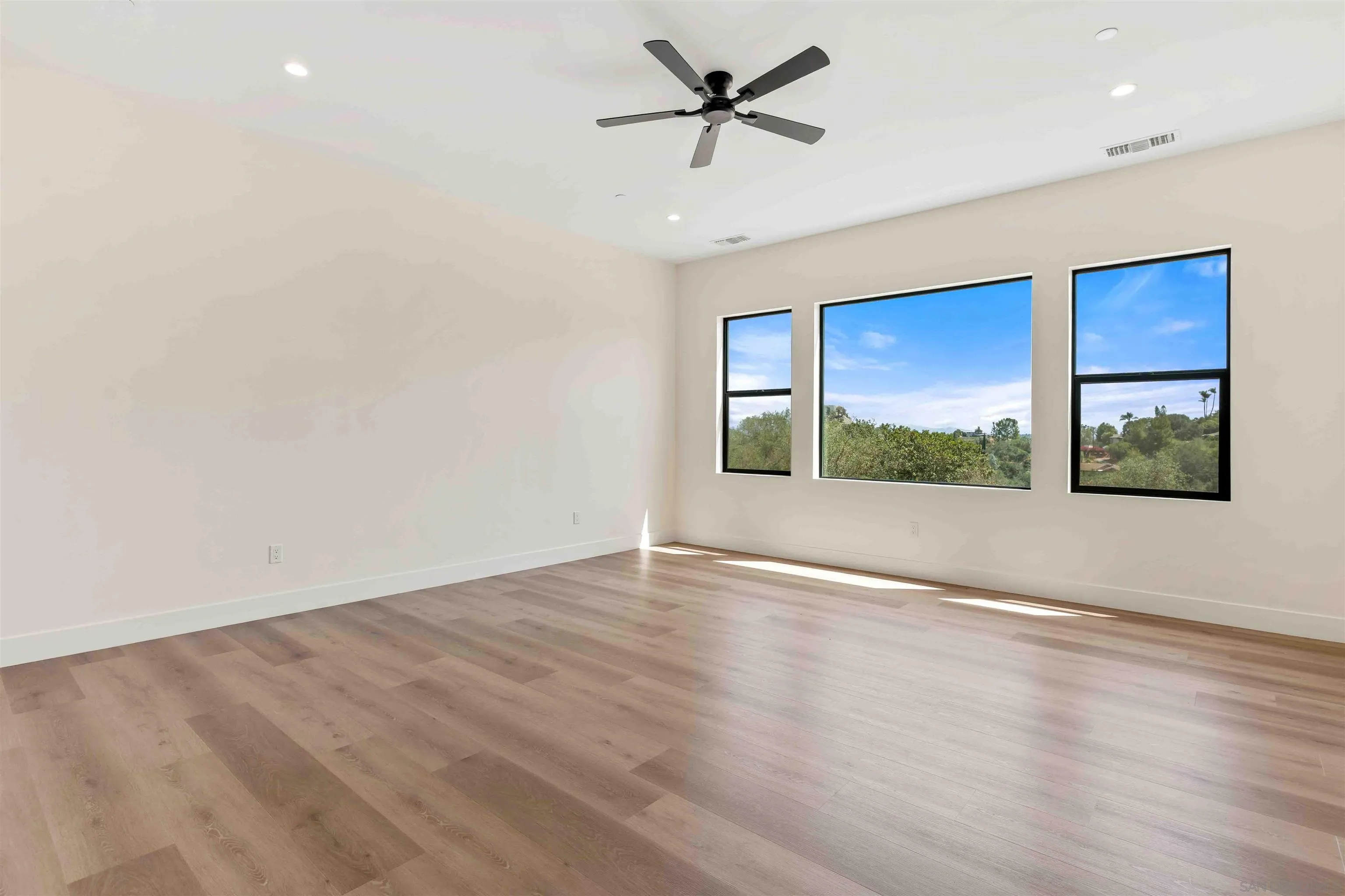 https://cdn.realtyfeed.com/cdn/127/260019945/539ff819ba6b1dff2190e2d9483c9412.webp
