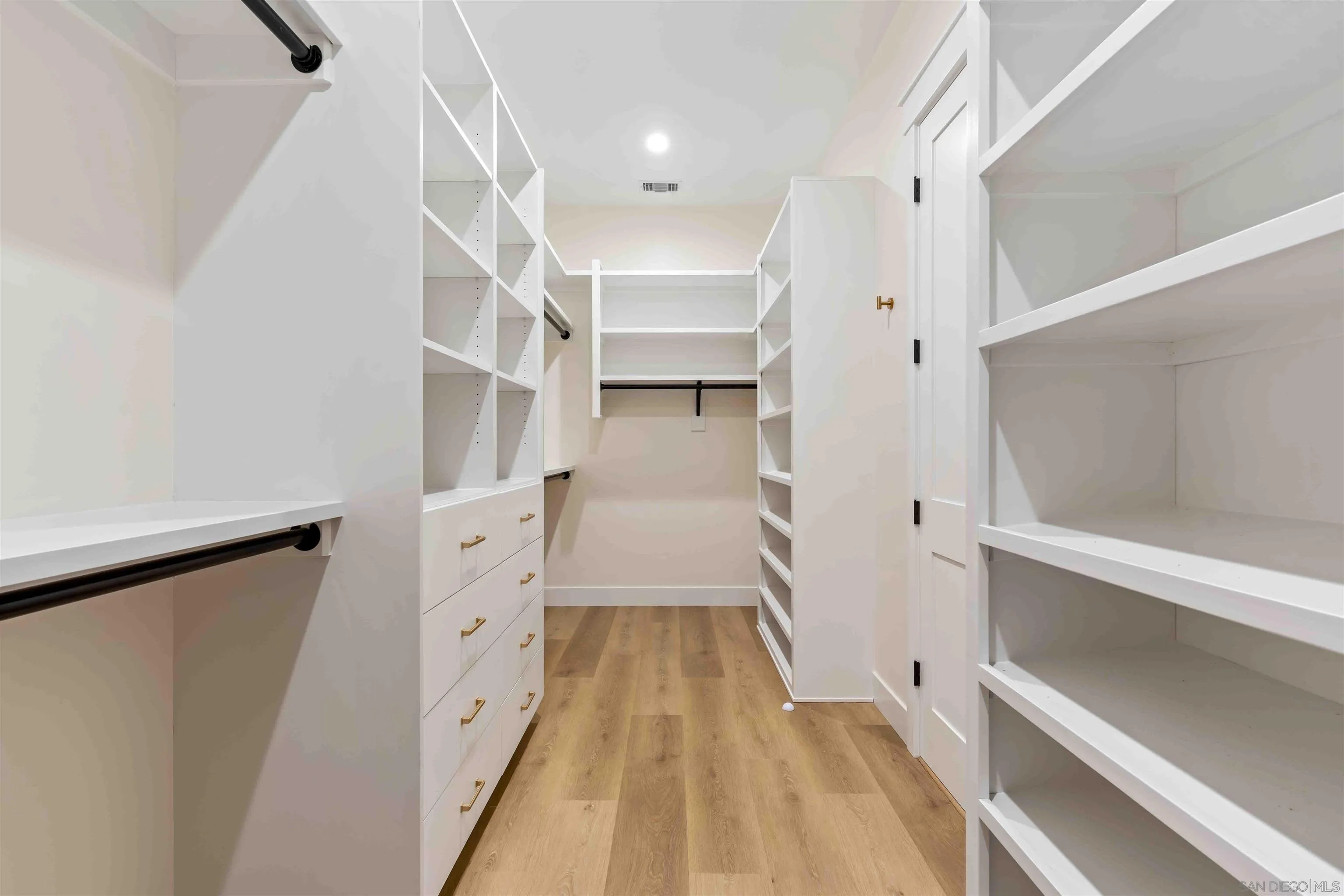 https://cdn.realtyfeed.com/cdn/127/260019945/61b1fb9a91b3cb5a306860b98ba54ed0.webp