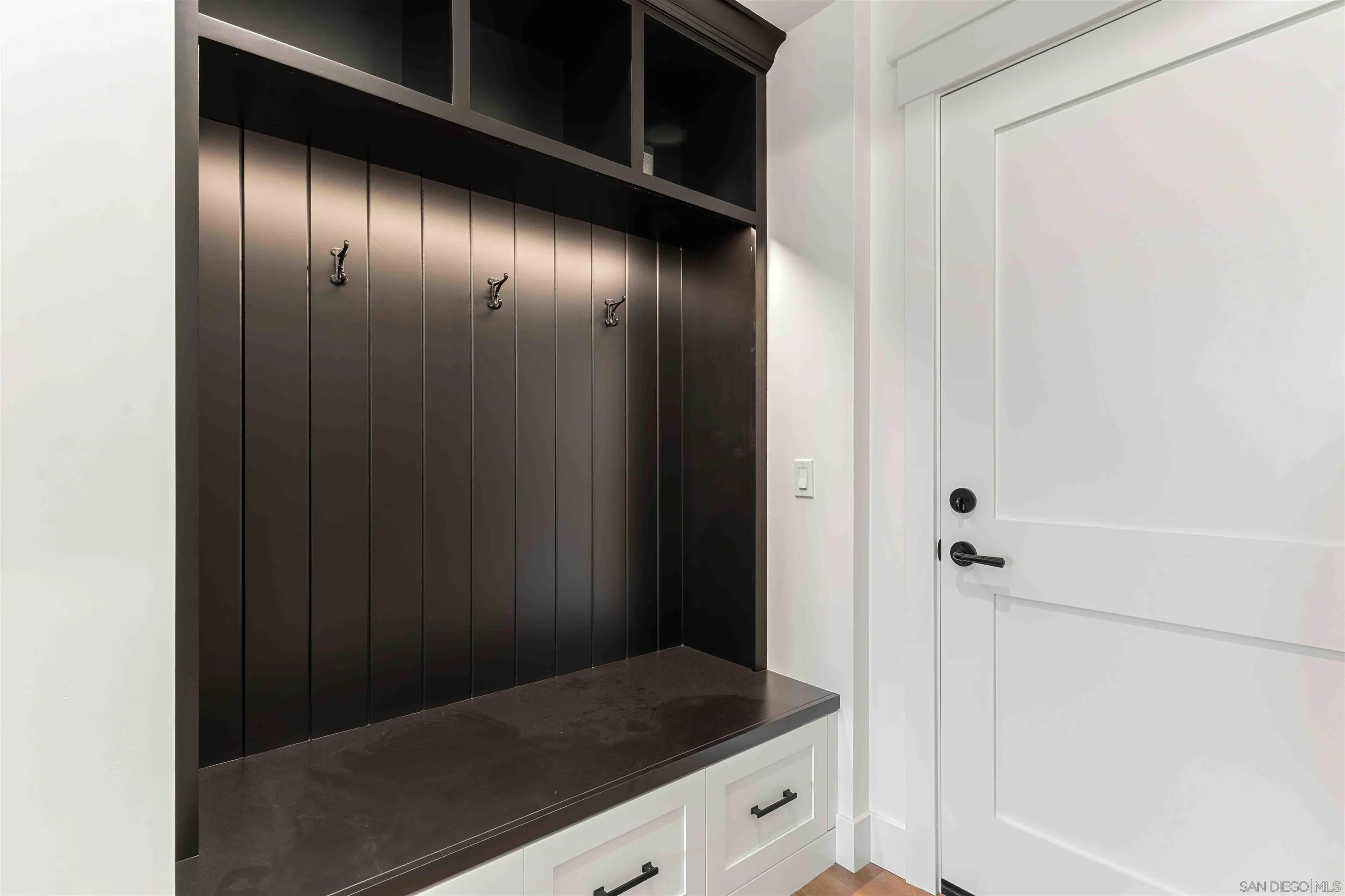 https://cdn.realtyfeed.com/cdn/127/260019945/77b69924c6891afe900670941ed31dfe.webp
