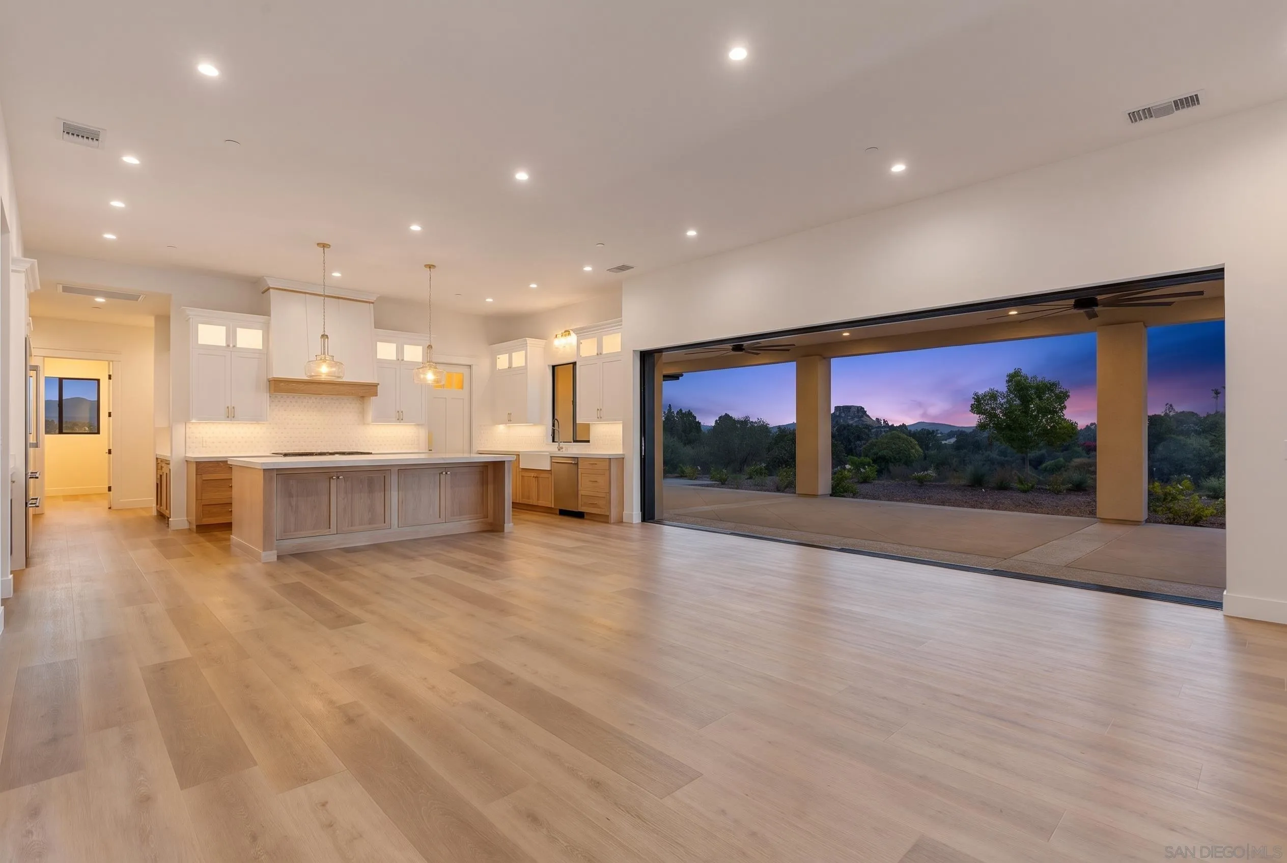 https://cdn.realtyfeed.com/cdn/127/260019945/98bdcb6128fa738bb0a53843dc6d1b53.webp