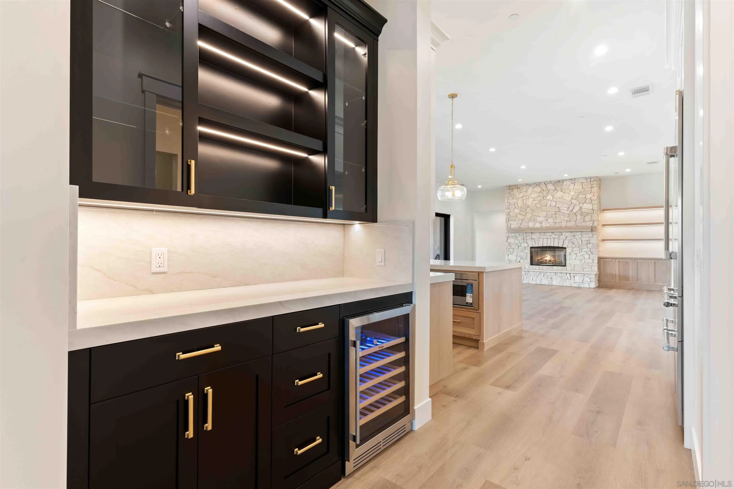 https://cdn.realtyfeed.com/cdn/127/260019945/e44ca81e1561824287f8bc81fc3afb3b.webp