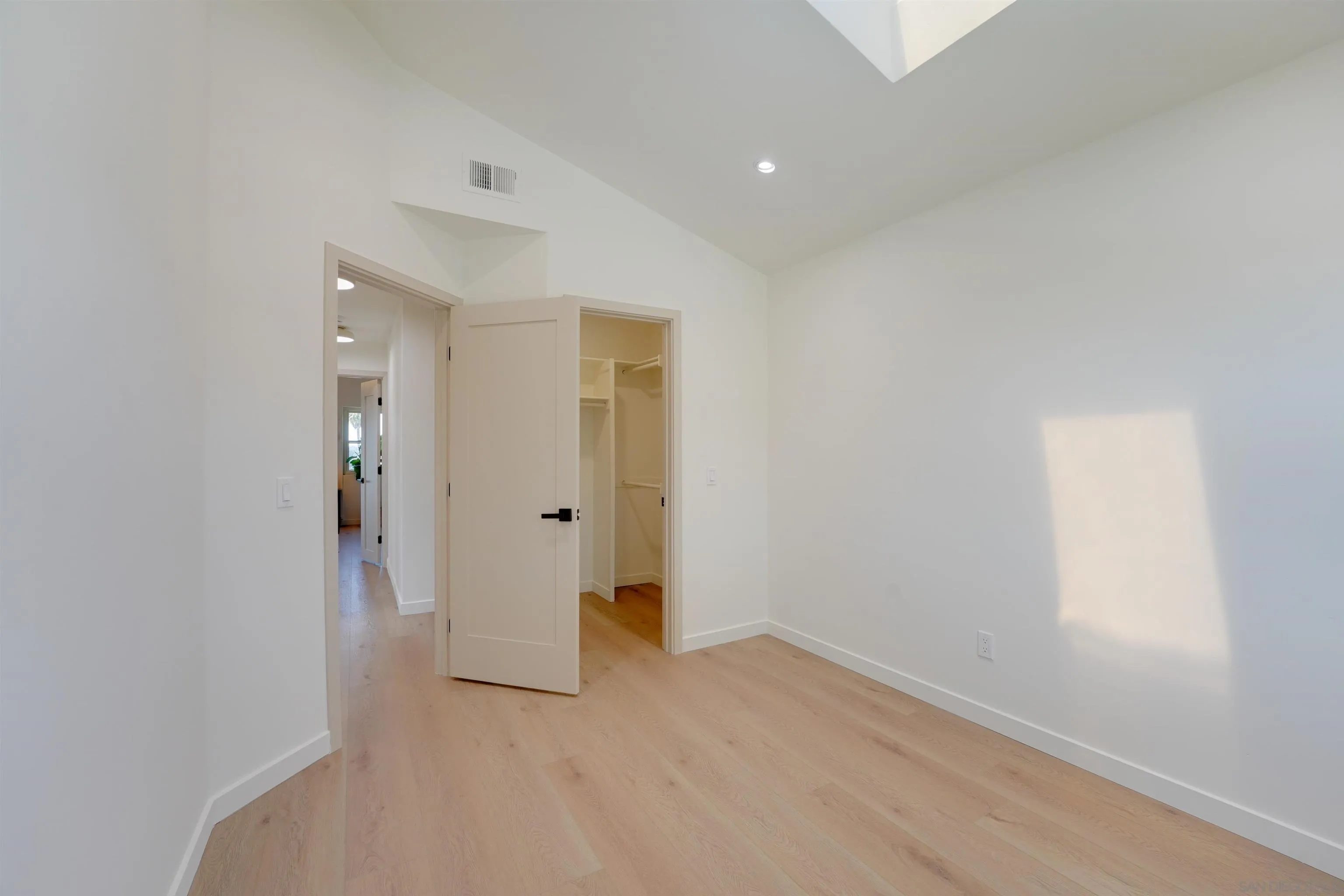 https://cdn.realtyfeed.com/cdn/127/260019949/2c73d7b9af937884bc0b28ffe8861aa0.webp