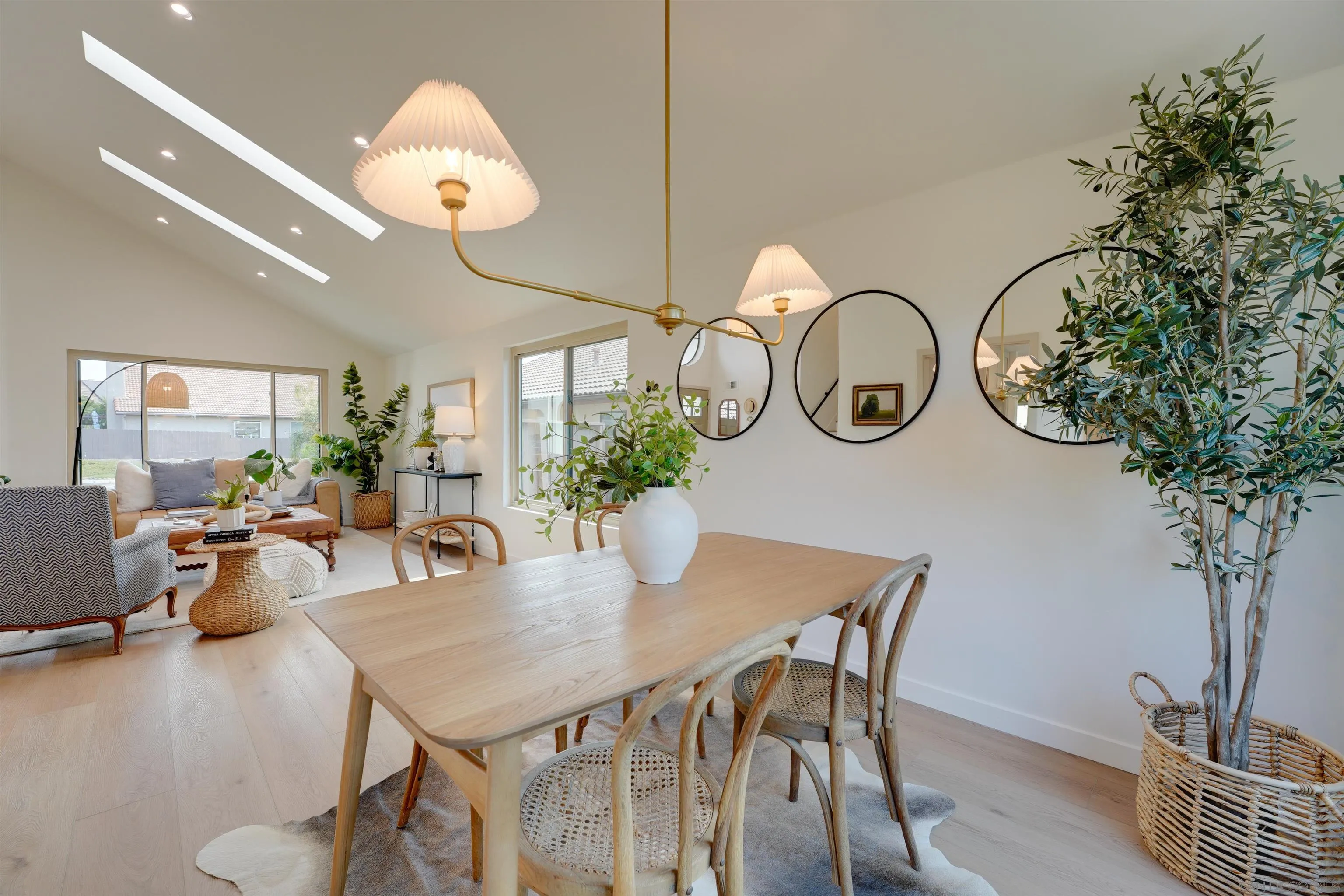 https://cdn.realtyfeed.com/cdn/127/260019949/352bc9083393fb492a224ab9018df5c3.webp