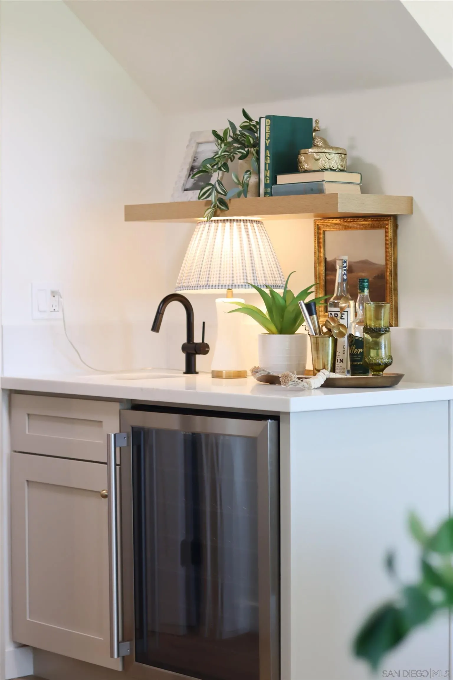 https://cdn.realtyfeed.com/cdn/127/260019949/371dc8d2bc3e913f3368ae0a37d45670.webp