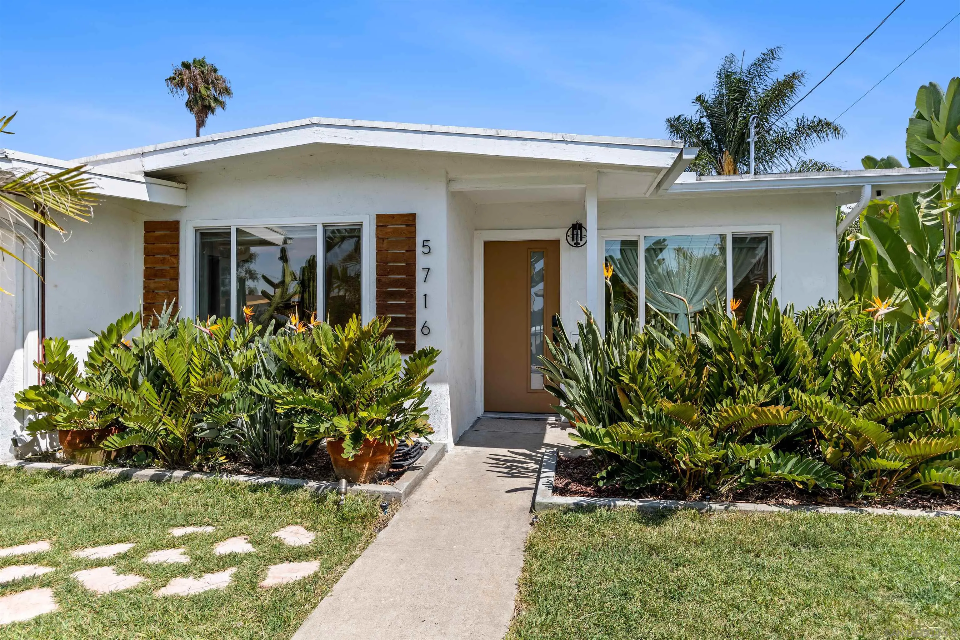 5716 Redwood