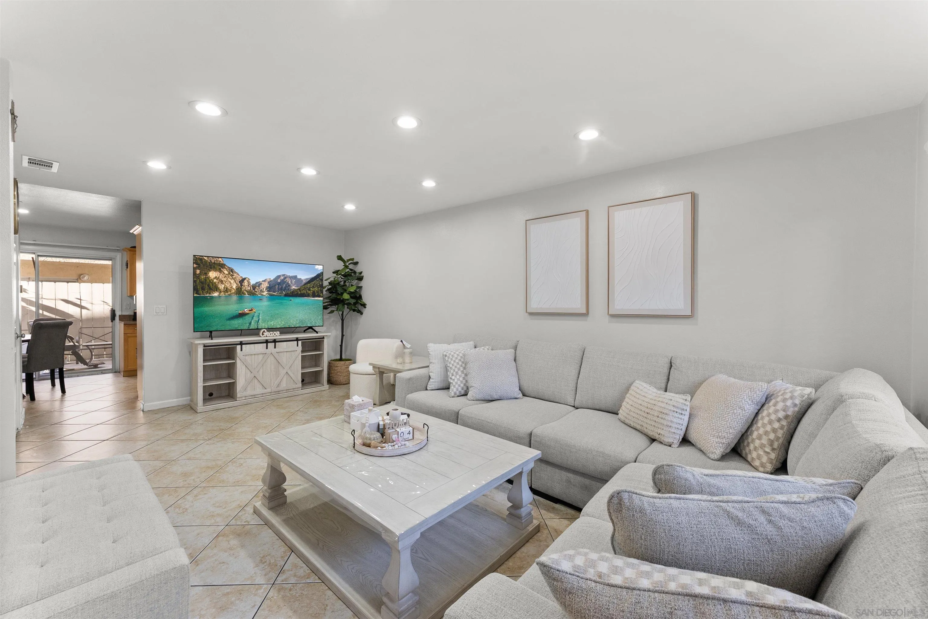 https://cdn.realtyfeed.com/cdn/127/260019957/82cc8481b8551a8ac50f95224e0e7e74.webp