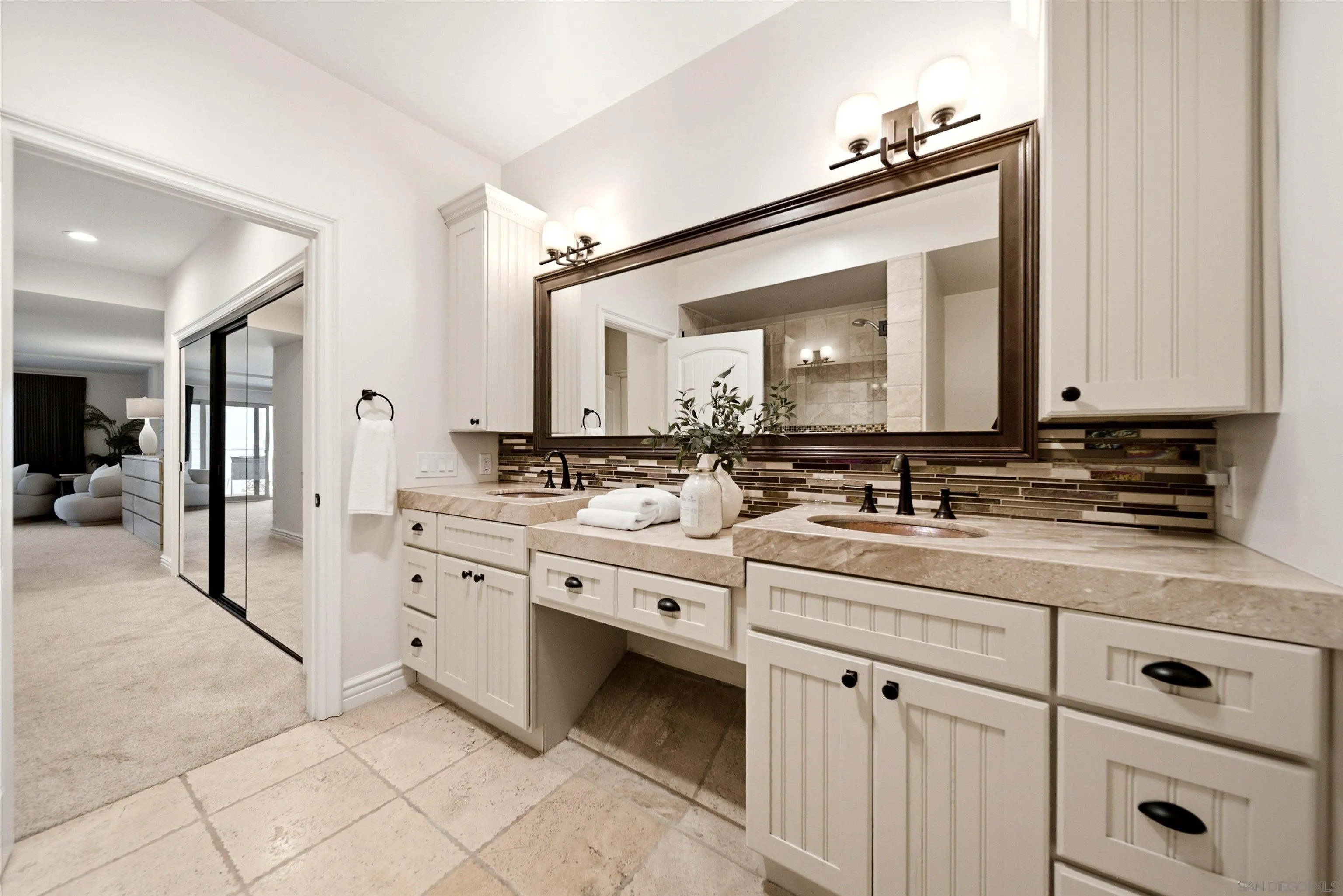 https://cdn.realtyfeed.com/cdn/127/260019967/8dfcc8ed83134df83c4d02cd153c7212.webp