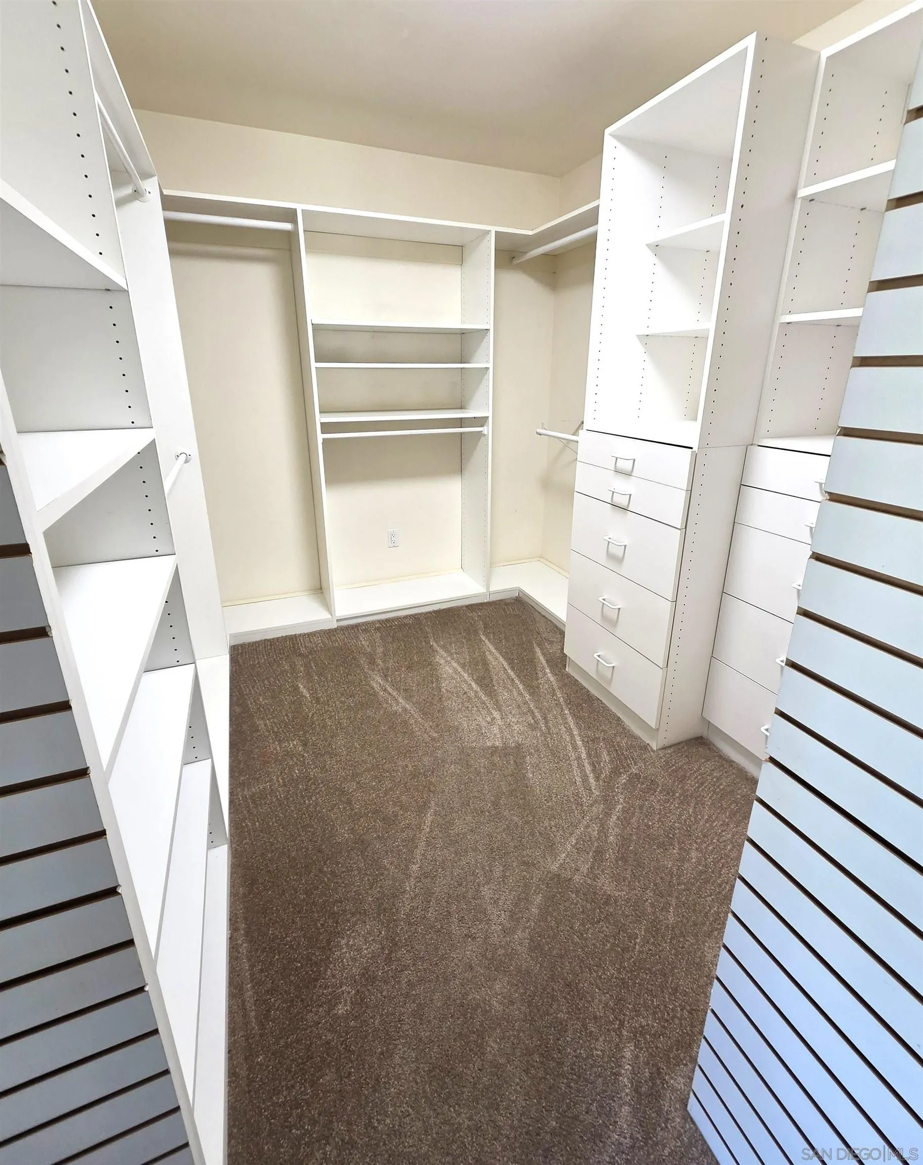 https://cdn.realtyfeed.com/cdn/127/260019977/7e7f47f8baa0f22eeb6f97fe7813a864.webp