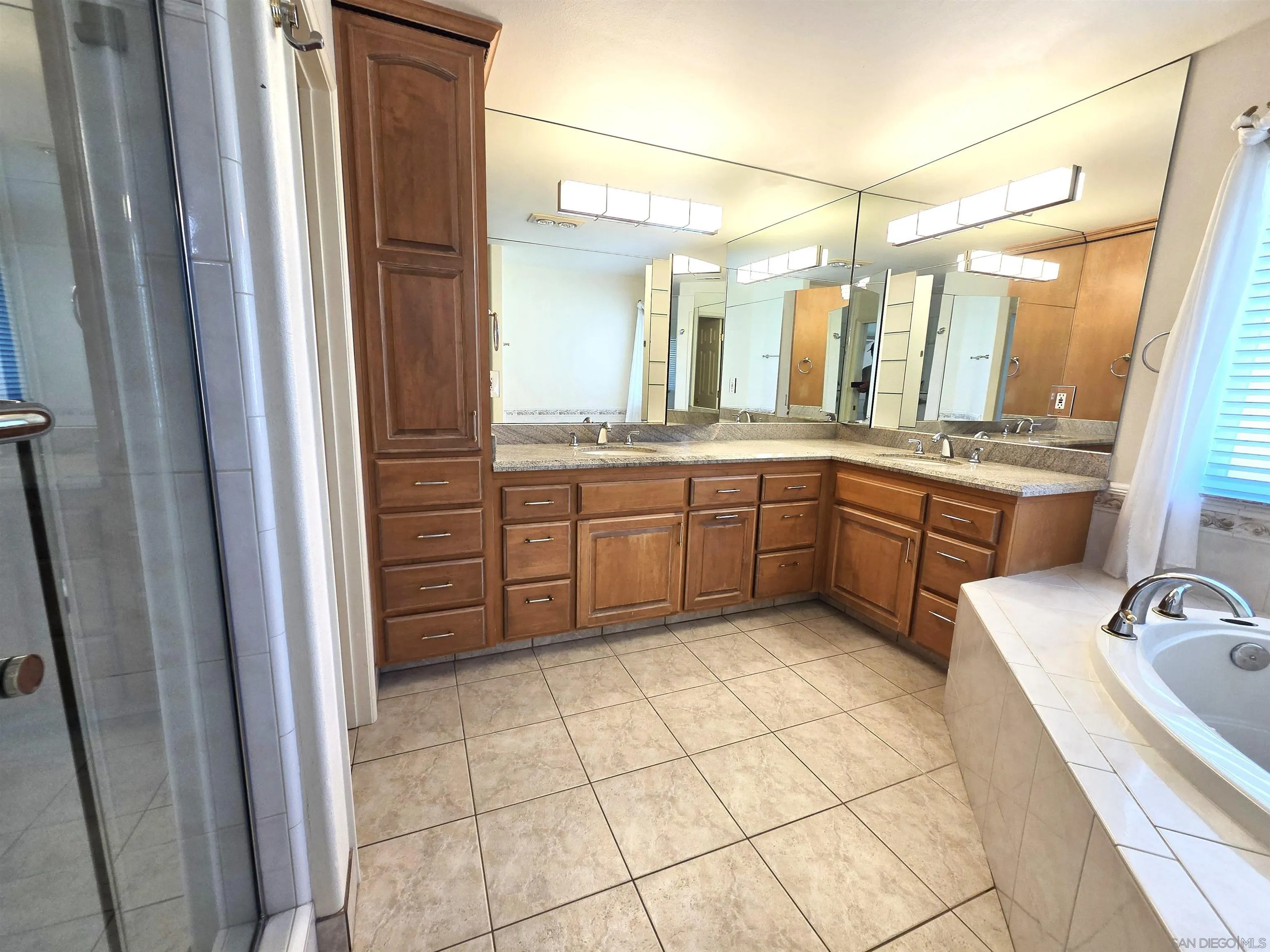 https://cdn.realtyfeed.com/cdn/127/260019977/f70d5a68d9798f7953cf0406f35c9d4d.webp
