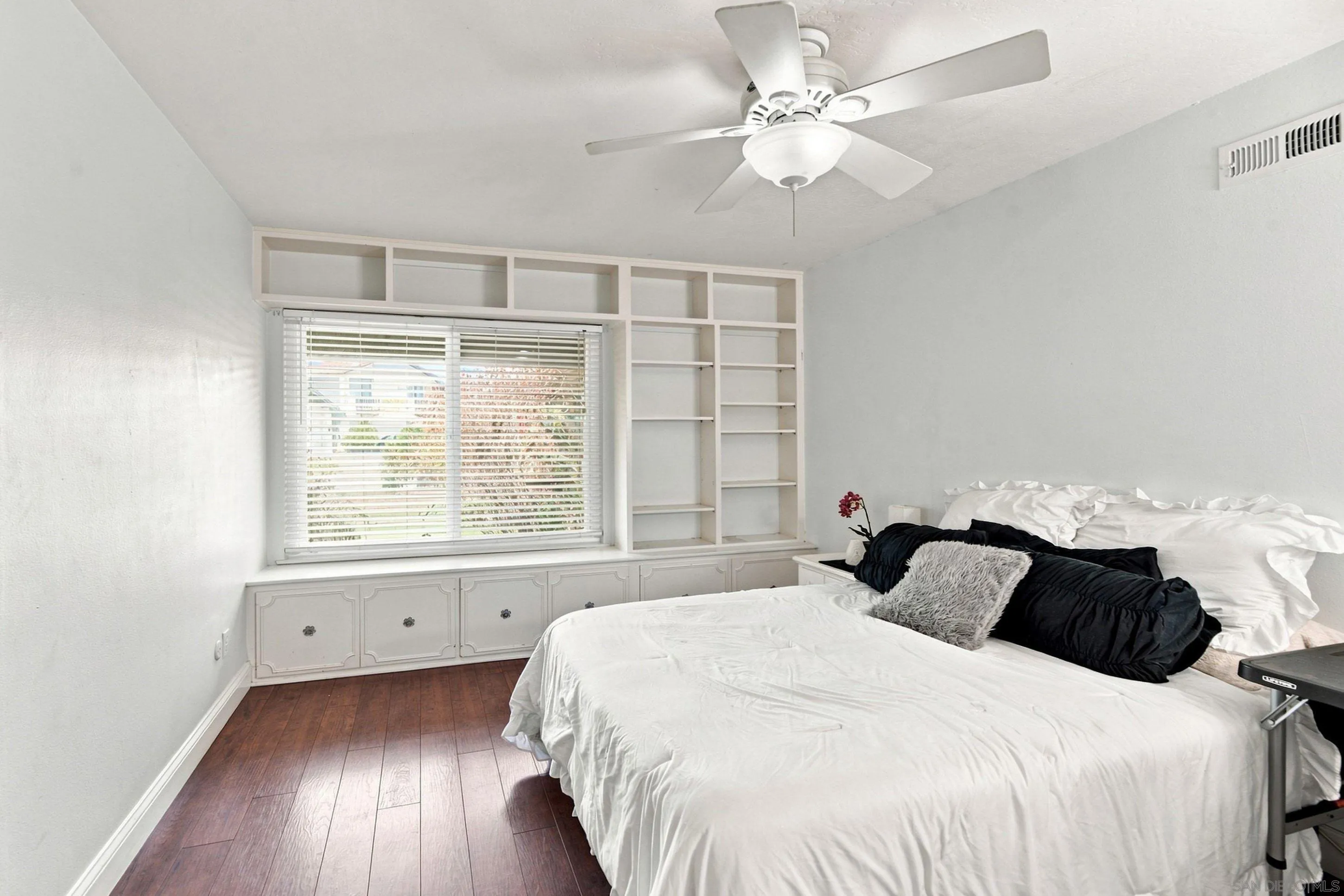 https://cdn.realtyfeed.com/cdn/127/260019978/1955f6ada69f95a062ee9334f6ad1259.webp
