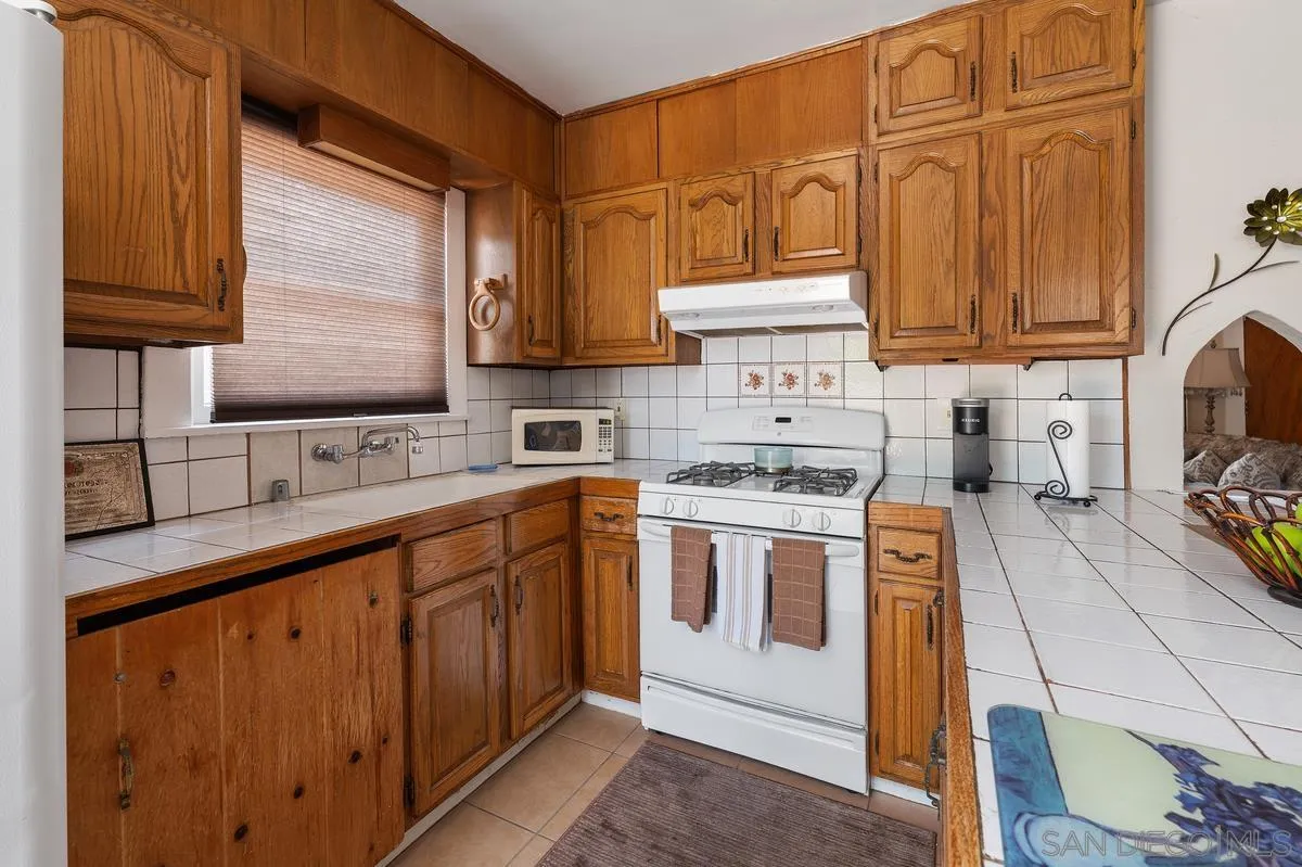 https://cdn.realtyfeed.com/cdn/127/260019985/73b0fe7d949ad4753bd56ca4aa622f48.webp