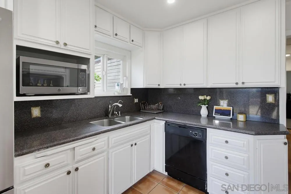 https://cdn.realtyfeed.com/cdn/127/260019990/b27de656250e3112504061bdb84c4873.webp