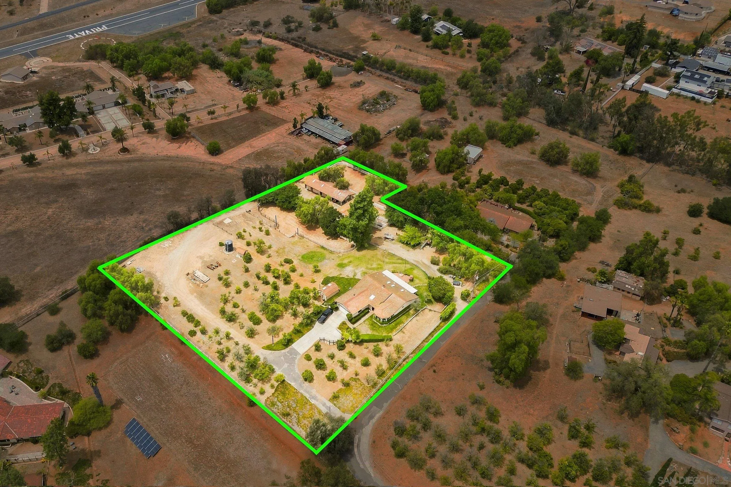 https://cdn.realtyfeed.com/cdn/127/260020020/0d97d8f869e3d7a1706d62de49a3f49d.webp