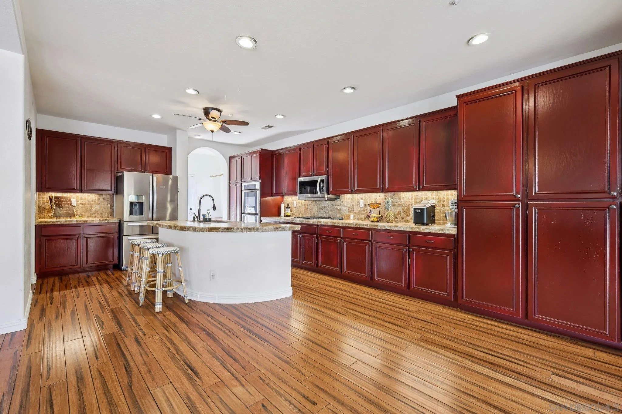 https://cdn.realtyfeed.com/cdn/127/260020029/85ea481529e34210c27a4aeda4f8b5f0.webp
