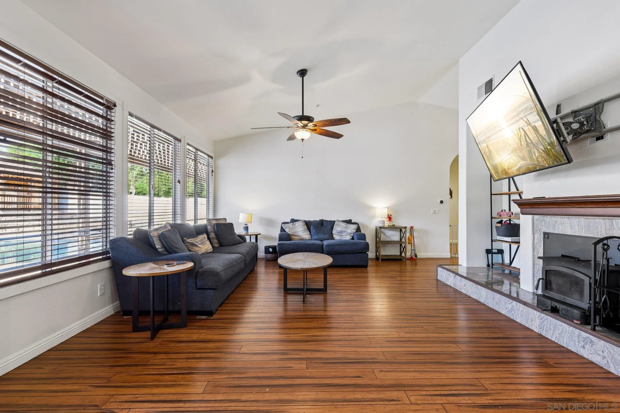 https://cdn.realtyfeed.com/cdn/127/260020029/e741b162a75428ade4d11ad2690a10a2.webp