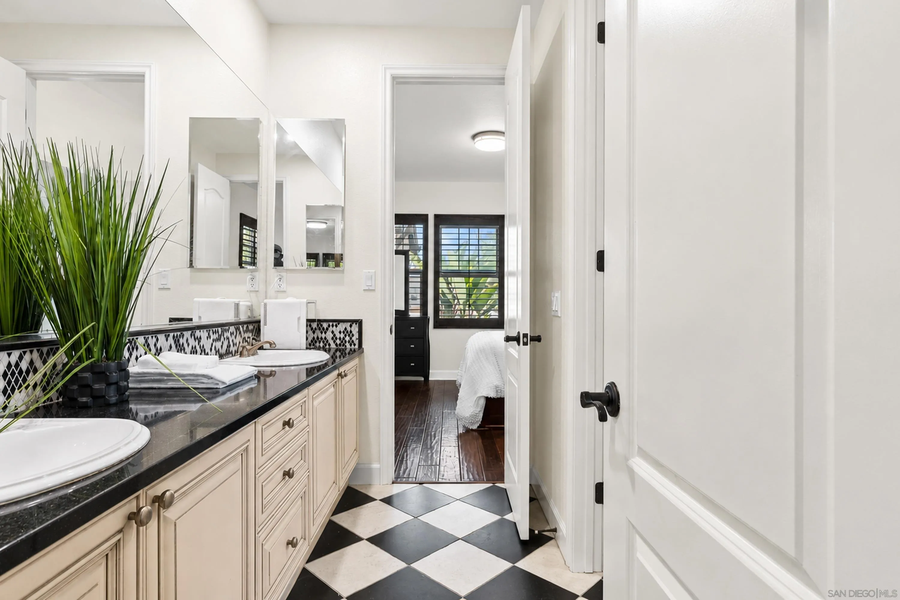 https://cdn.realtyfeed.com/cdn/127/260020031/5fa1e7247eb5fd920c333eebe872edfc.webp