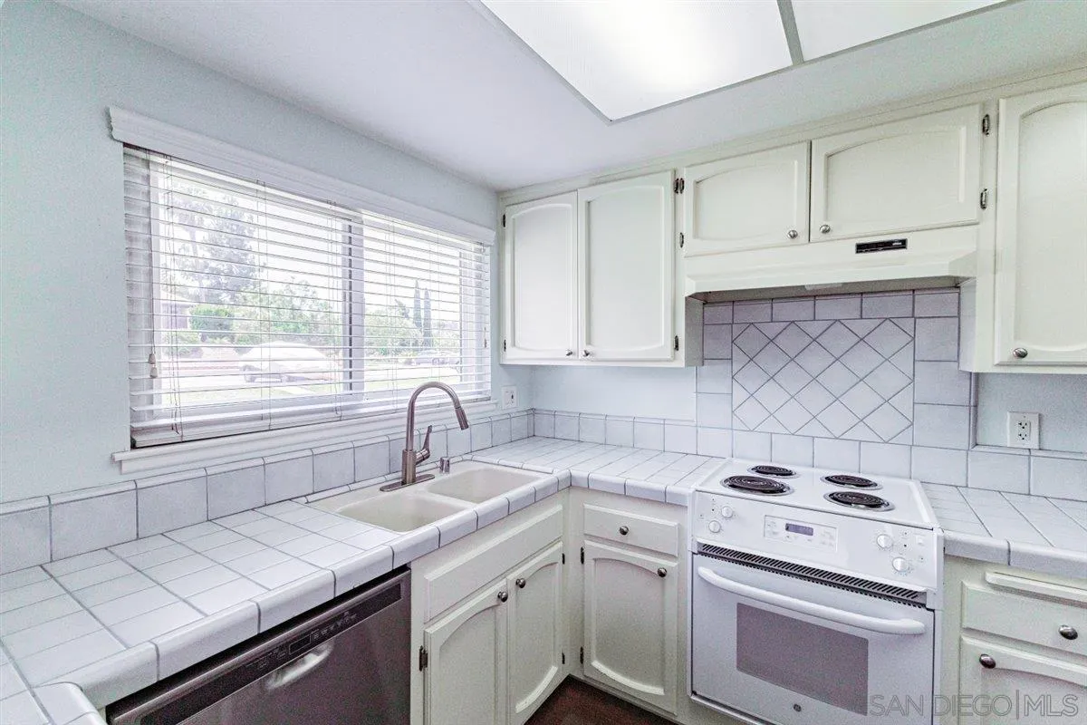 https://cdn.realtyfeed.com/cdn/127/260020038/81c0e8696e87c1726d2f081e8aa07b36.webp