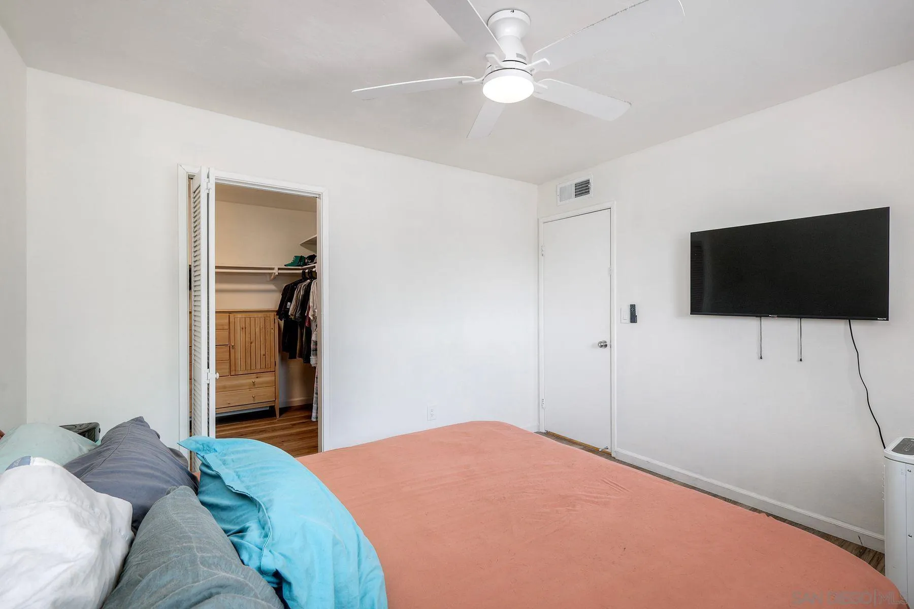 https://cdn.realtyfeed.com/cdn/127/260020052/bcf35195cb9e2f509f6b24af4b555cec.webp