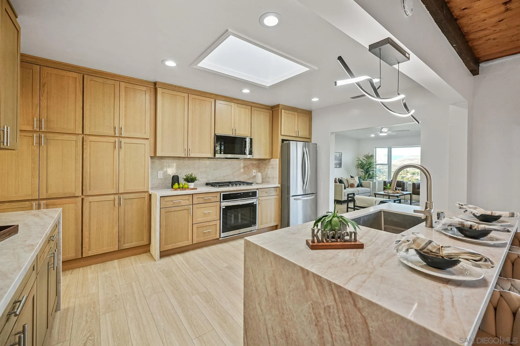 https://cdn.realtyfeed.com/cdn/127/260020062/fab41afb7c1cc98665be73ef45b52aa0.webp