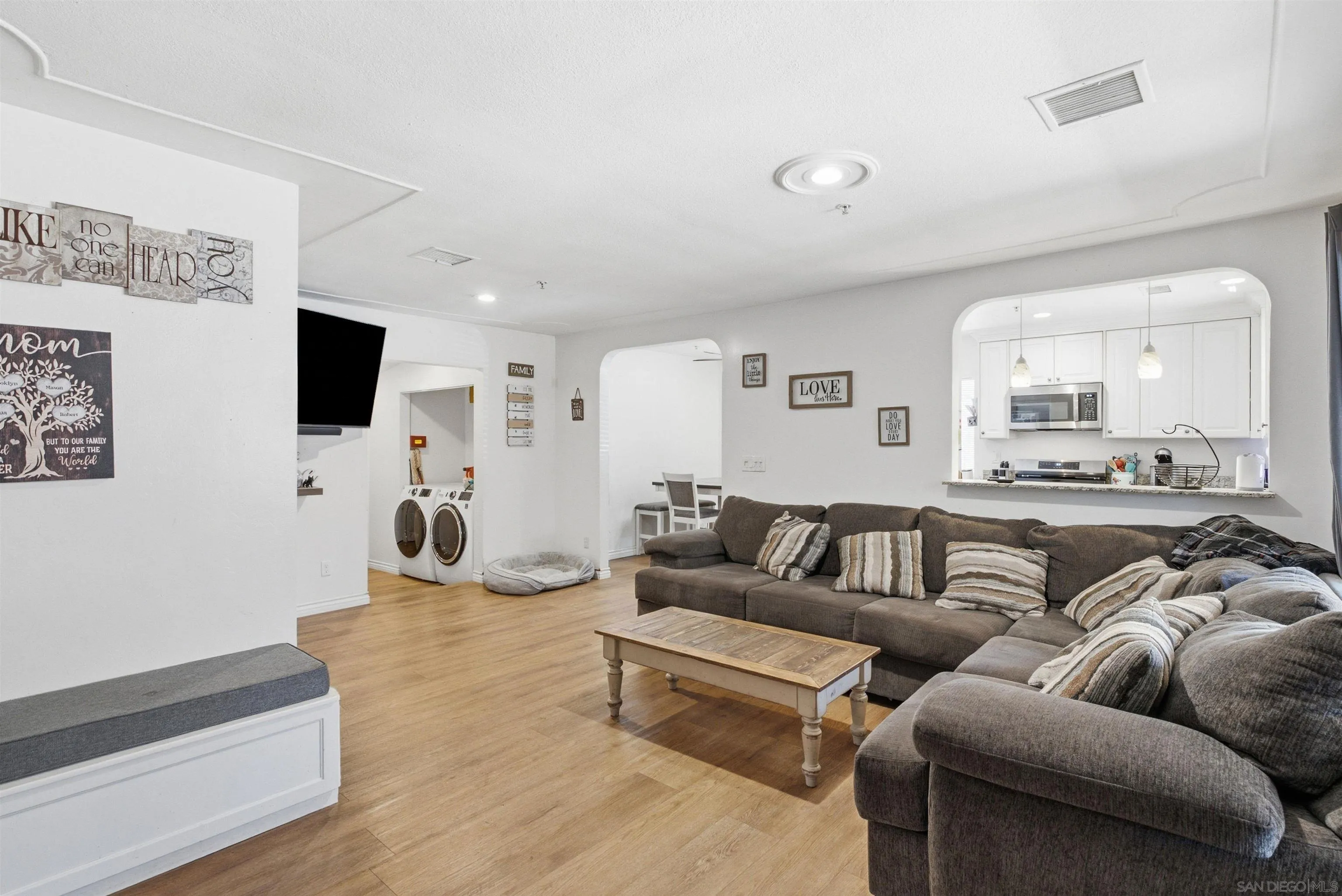 https://cdn.realtyfeed.com/cdn/127/260020115/e6a8beae6c49a1770808a5d5c81db327.webp