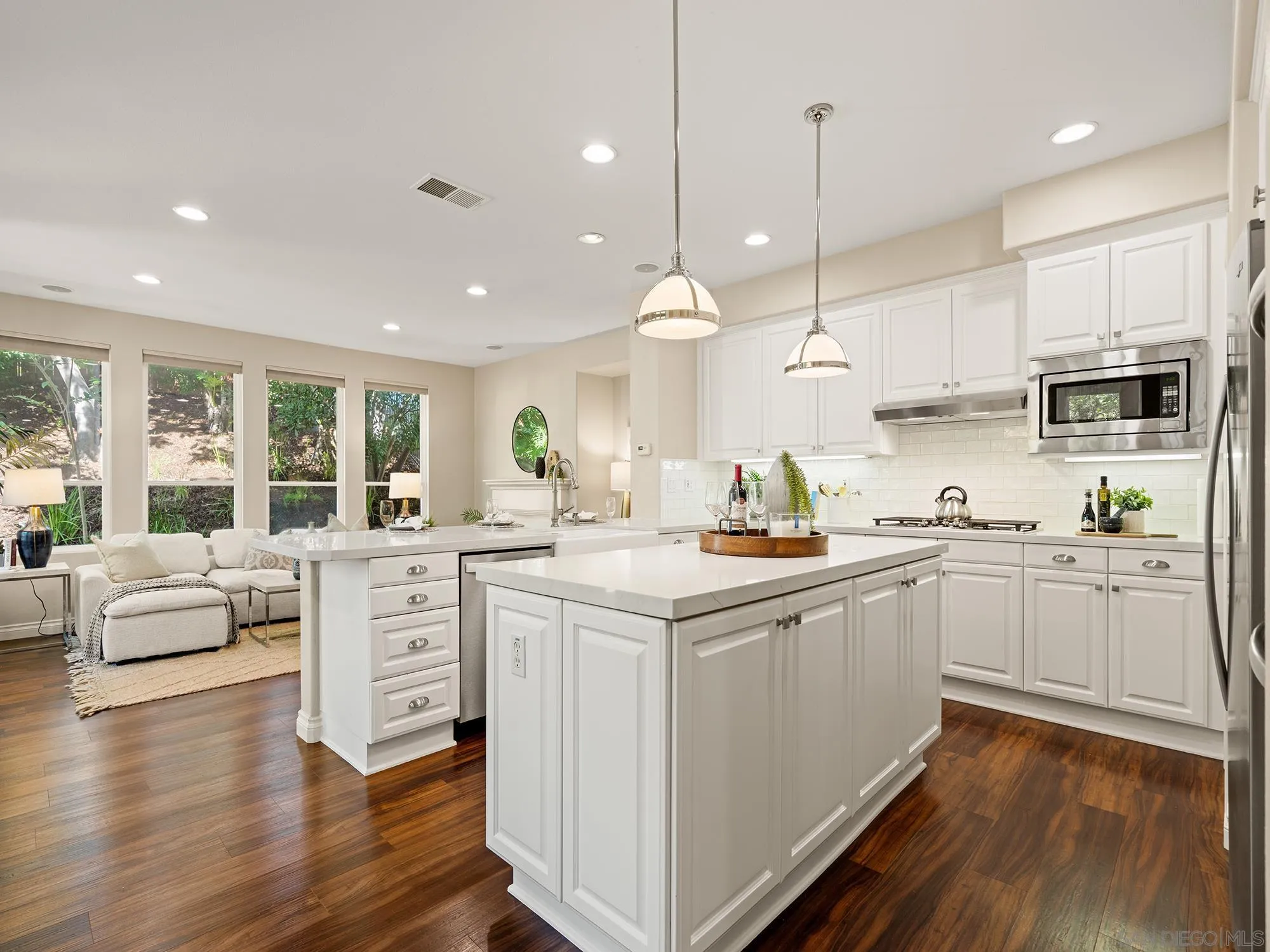 https://cdn.realtyfeed.com/cdn/127/260020118/8259a8cc0b60a73429e20351f905ff72.webp