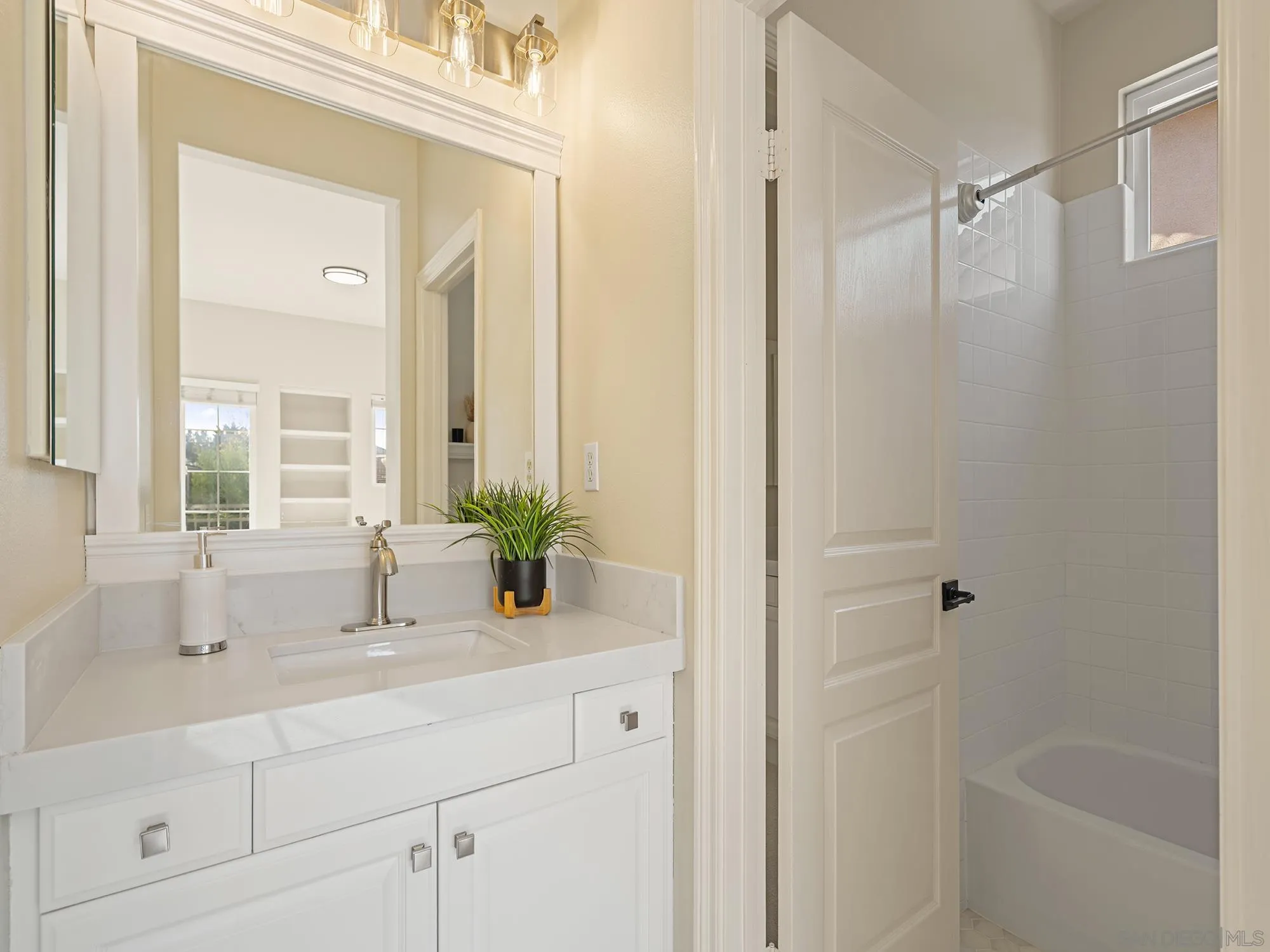 https://cdn.realtyfeed.com/cdn/127/260020118/d055177b6a03e7a39a1dafd86b2d1b3a.webp