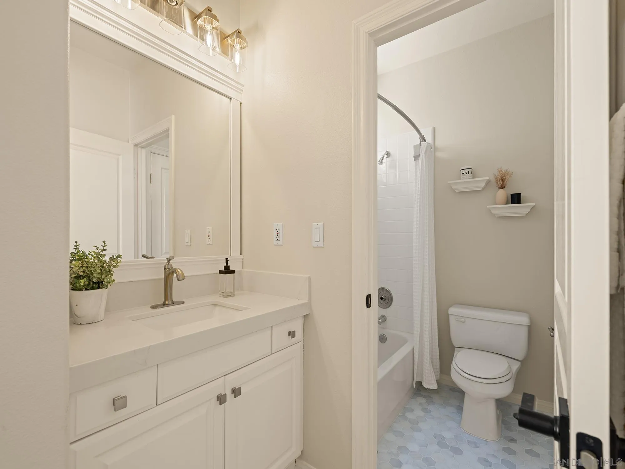 https://cdn.realtyfeed.com/cdn/127/260020118/de11125cf2436539fe73928c65ec6a60.webp