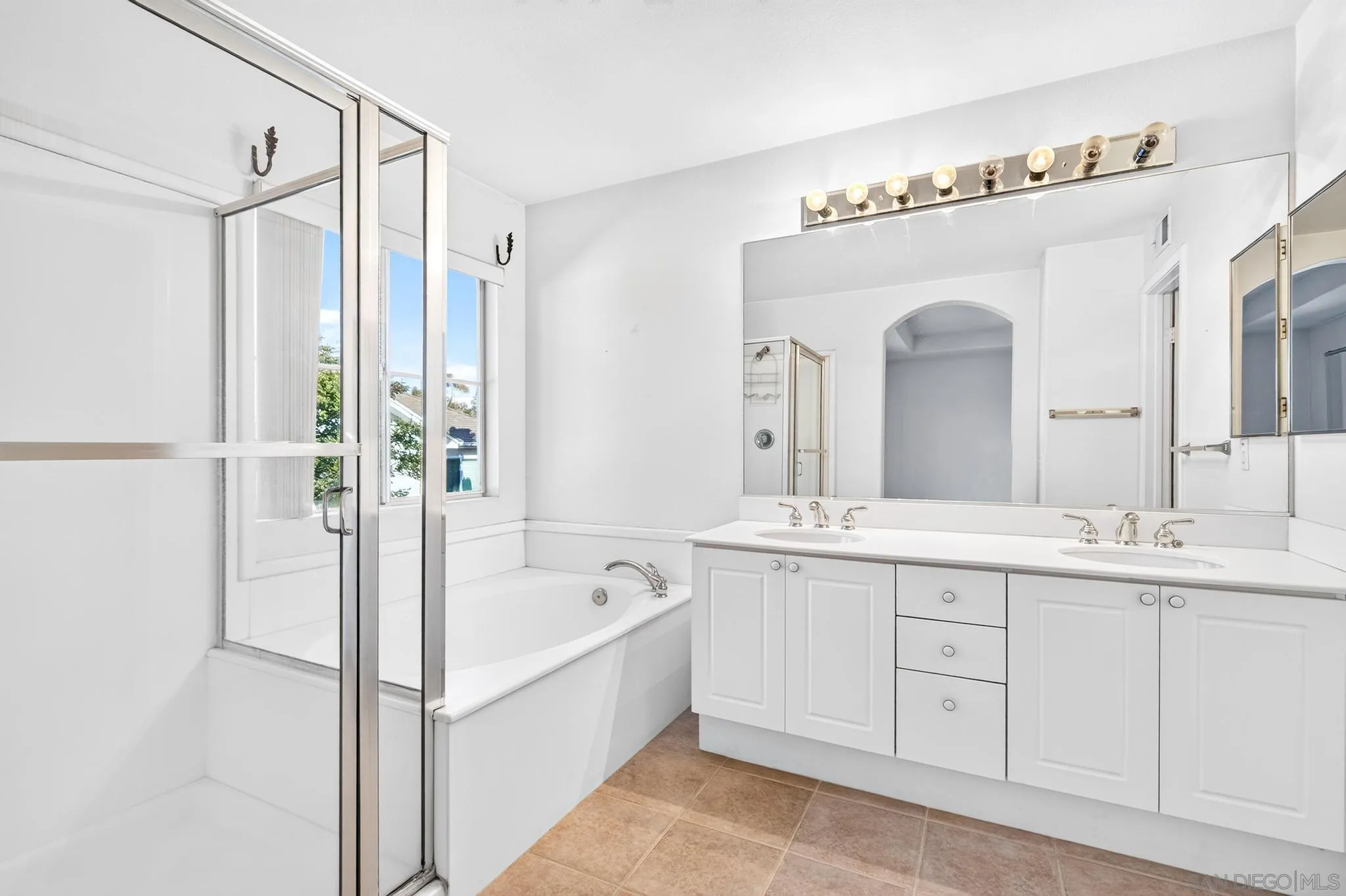 https://cdn.realtyfeed.com/cdn/127/260020136/c7564667875f0b86e03c5f611fe9dcd7.webp
