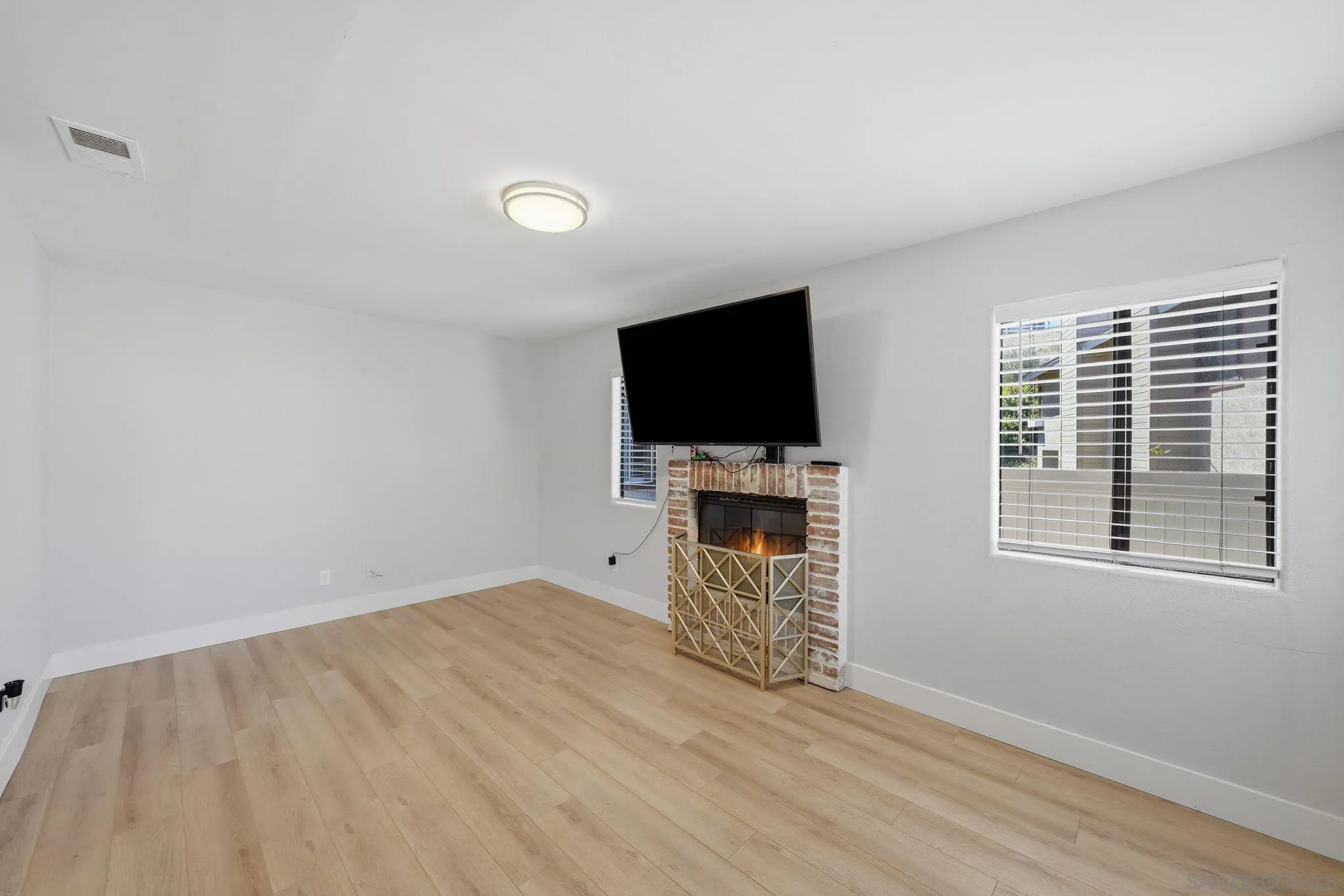 https://cdn.realtyfeed.com/cdn/127/260020149/1bf4c4c1e498121d141e1ae78ab243aa.webp