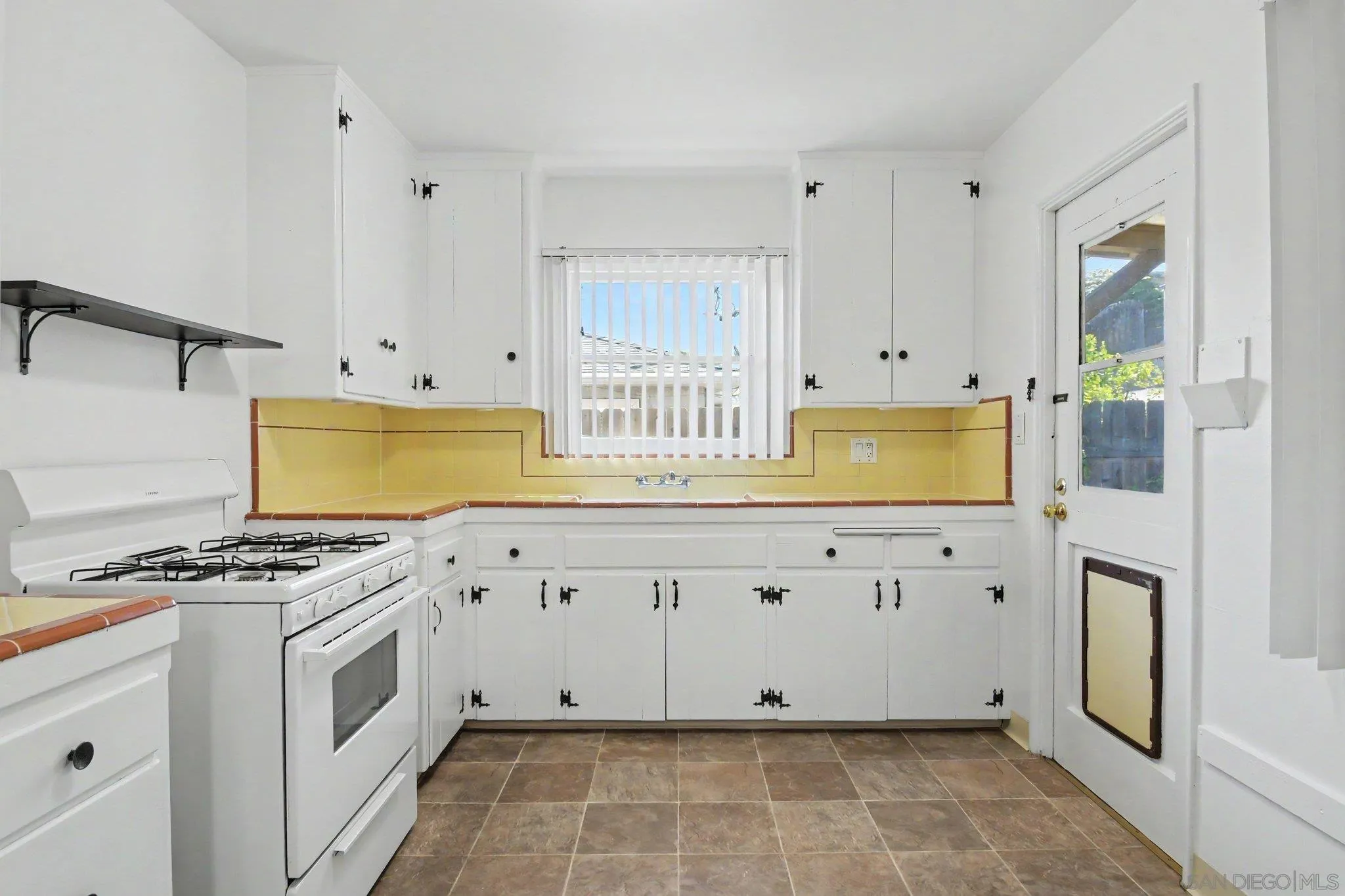 https://cdn.realtyfeed.com/cdn/127/260020154/2e3cbc1df0b43cfec18f24dd76406af0.webp
