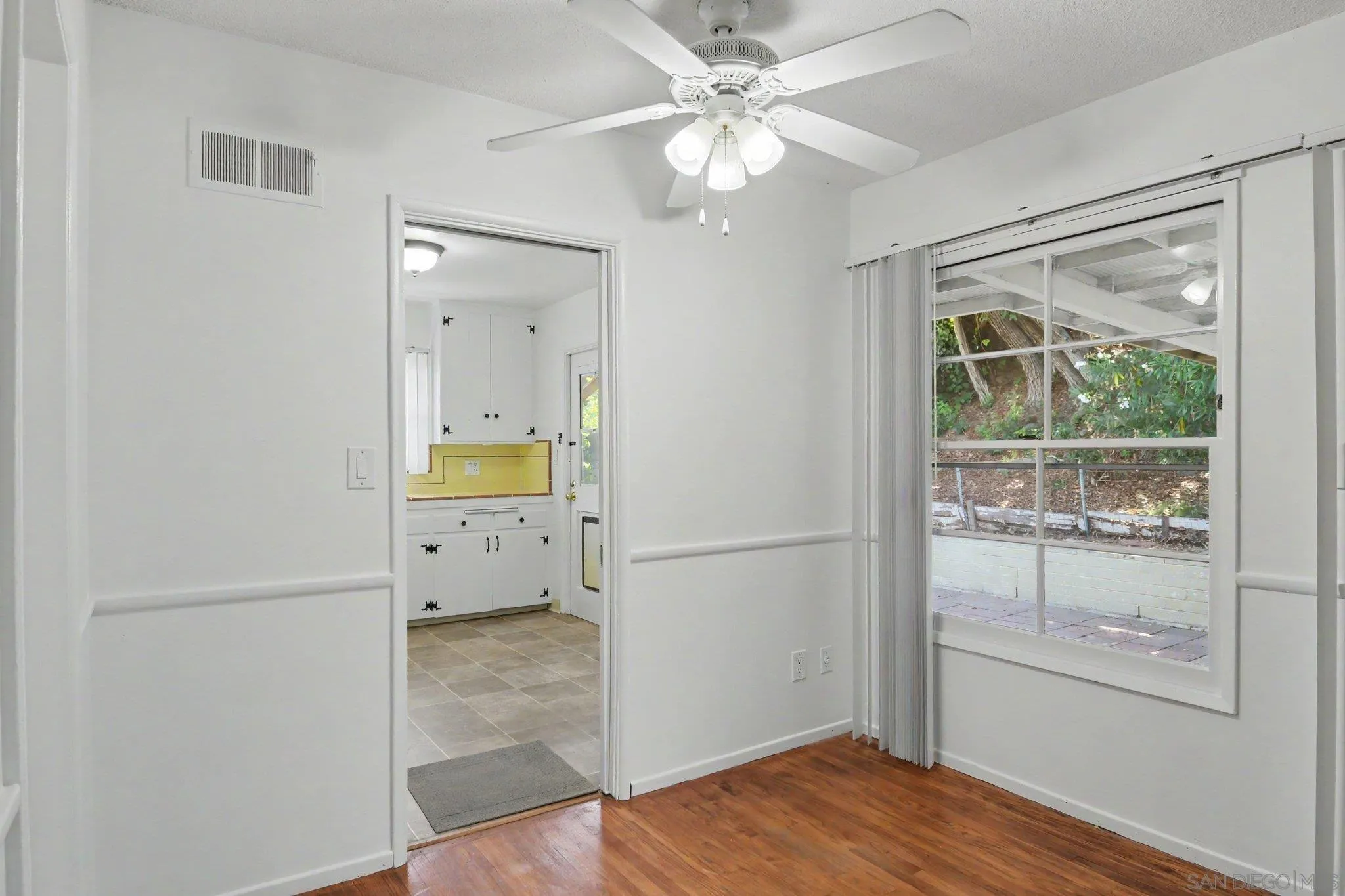 https://cdn.realtyfeed.com/cdn/127/260020154/3cdf481717f543619242f3547bc15a81.webp
